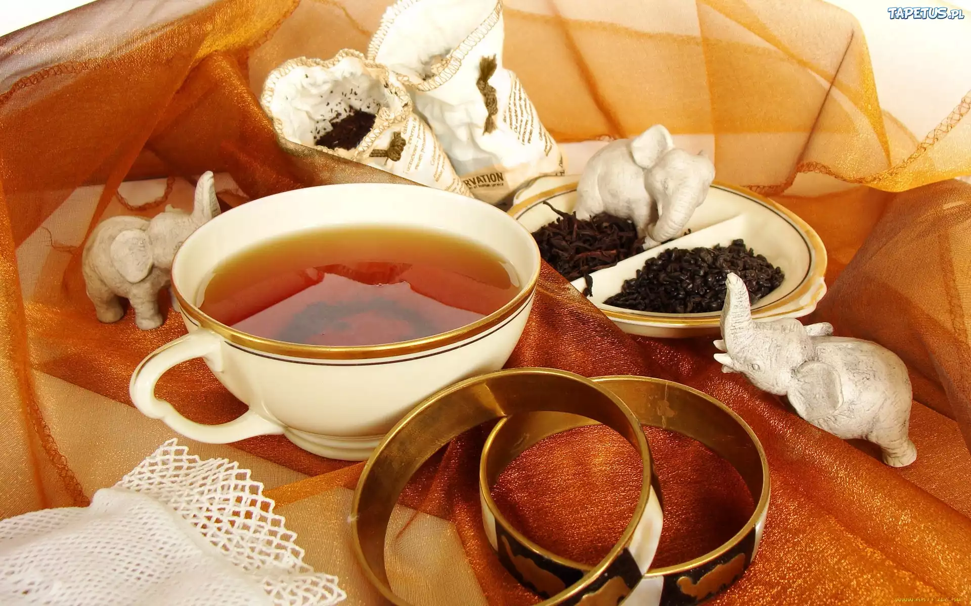 Покажи картинки чая. Чайная церемония. Чай фотосессия. Индийский чай в кружке. Чашка чая с бергамотом.