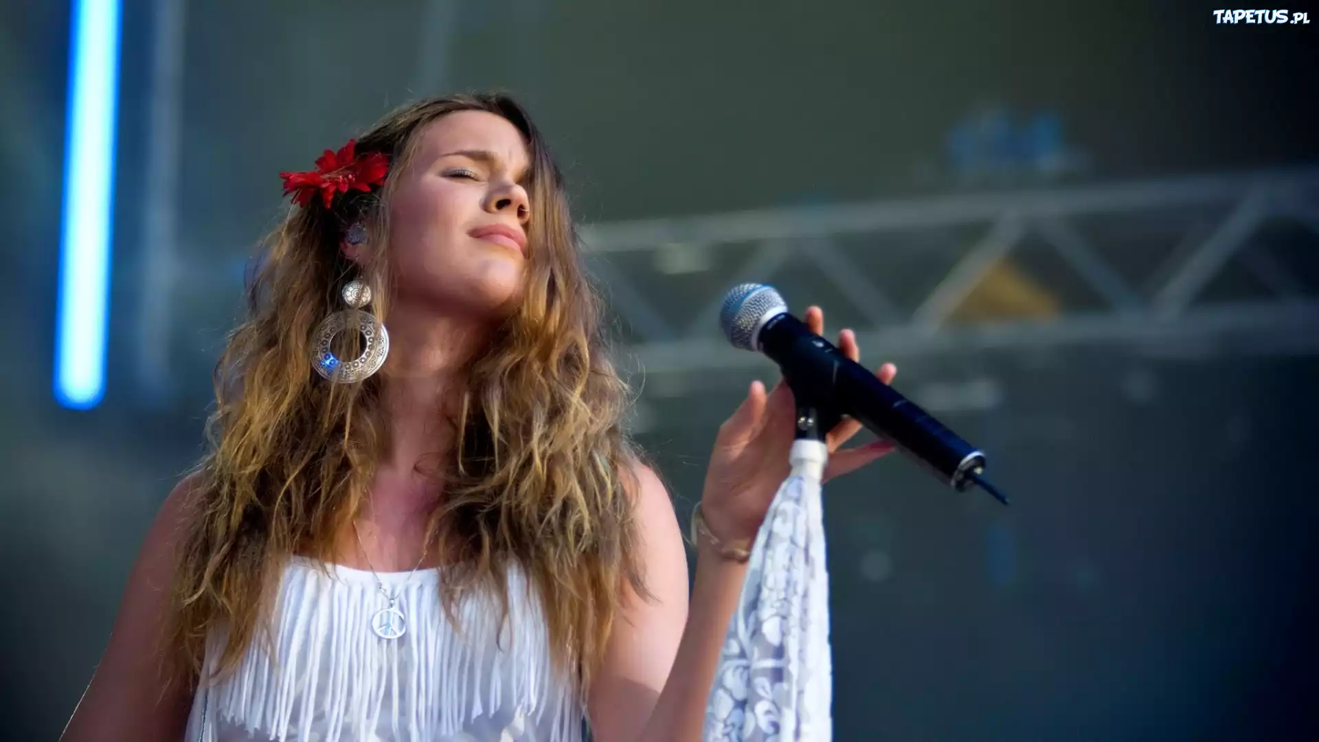 Kobieta, Joss Stone, Kolczyki, Mikrofon