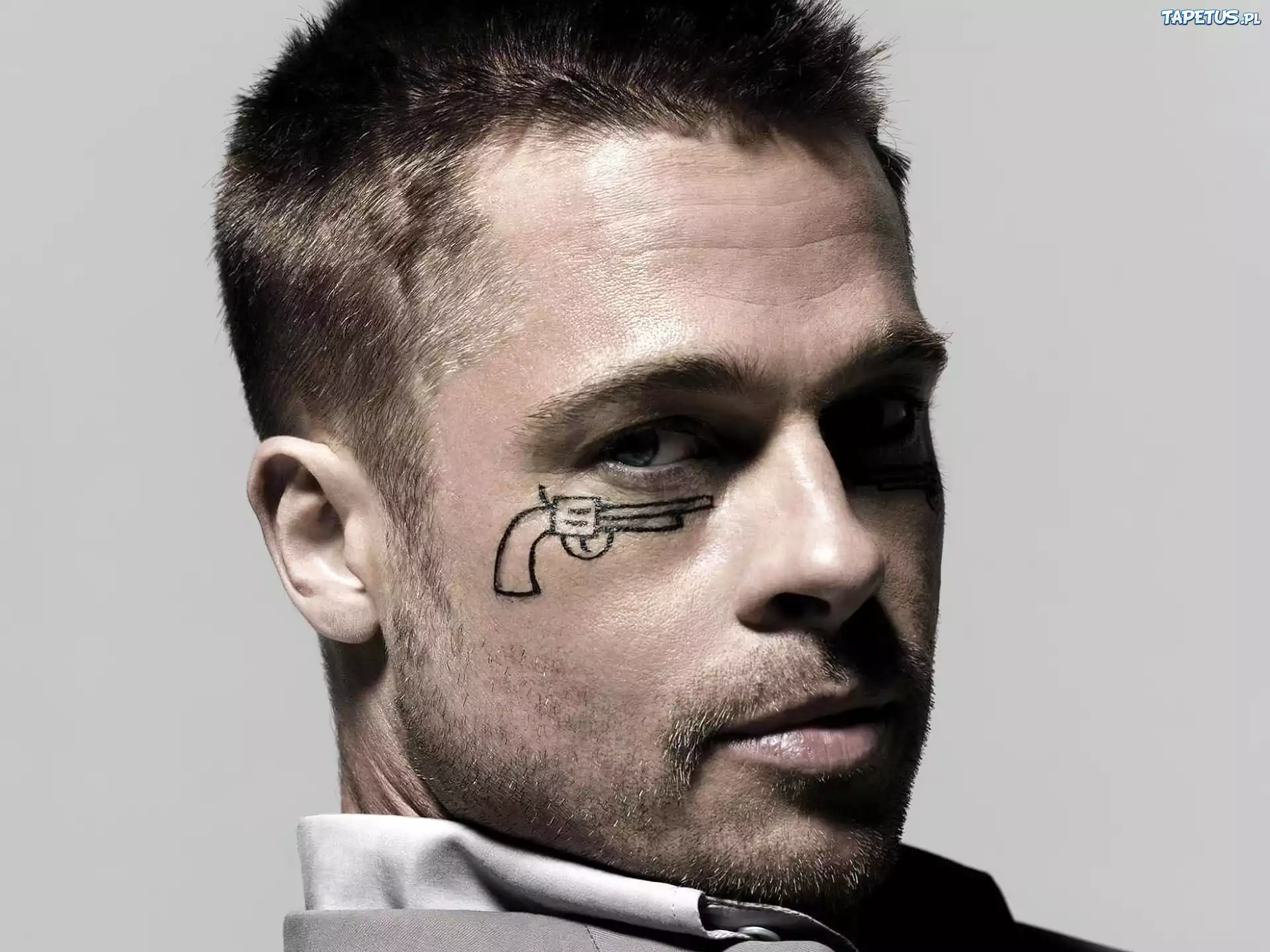 Brad Pitt, Tatuaż, Zarost
66
+