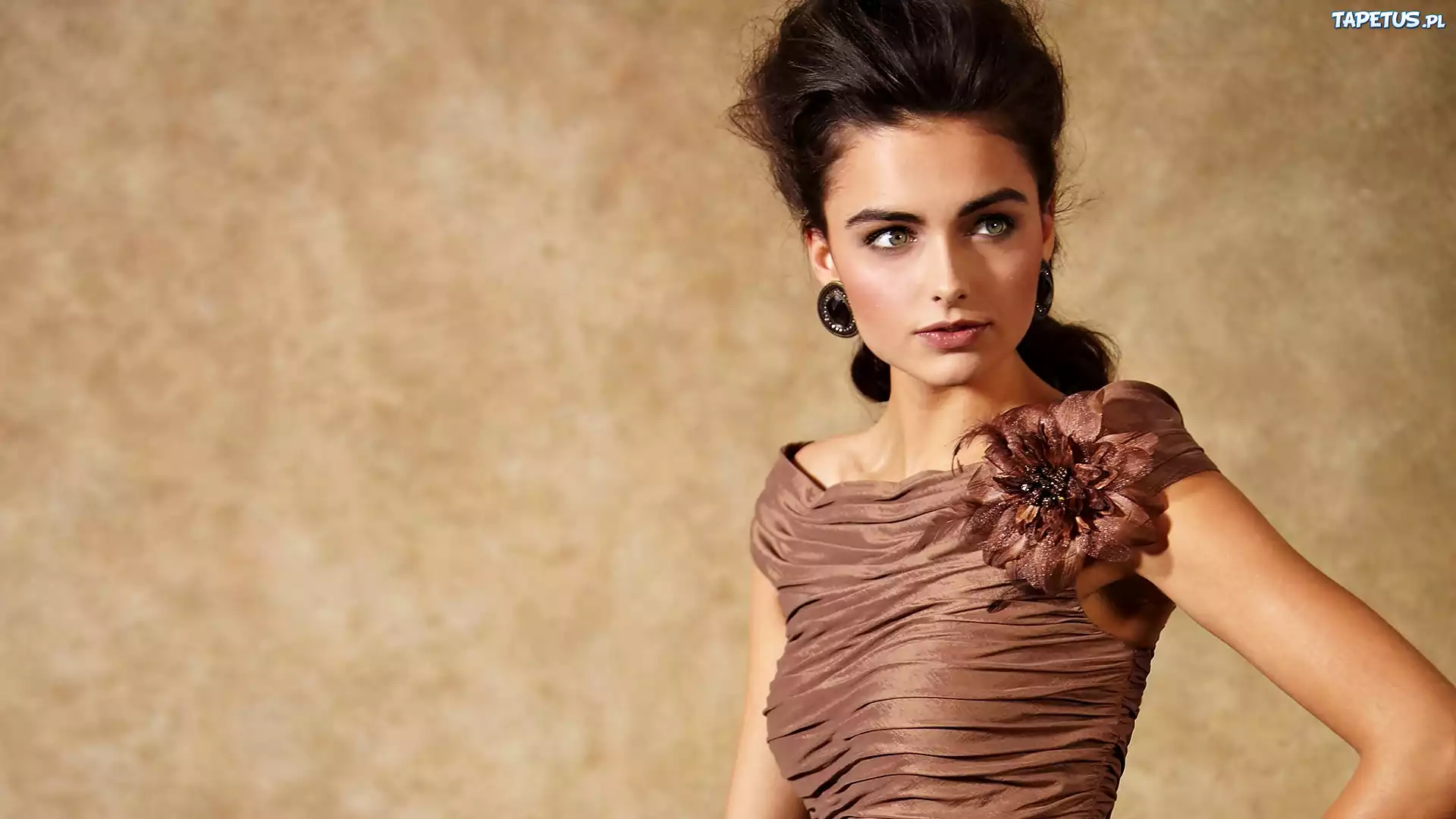Brunetka, Darla Baker, Makijaż, Biżuteria, Moda