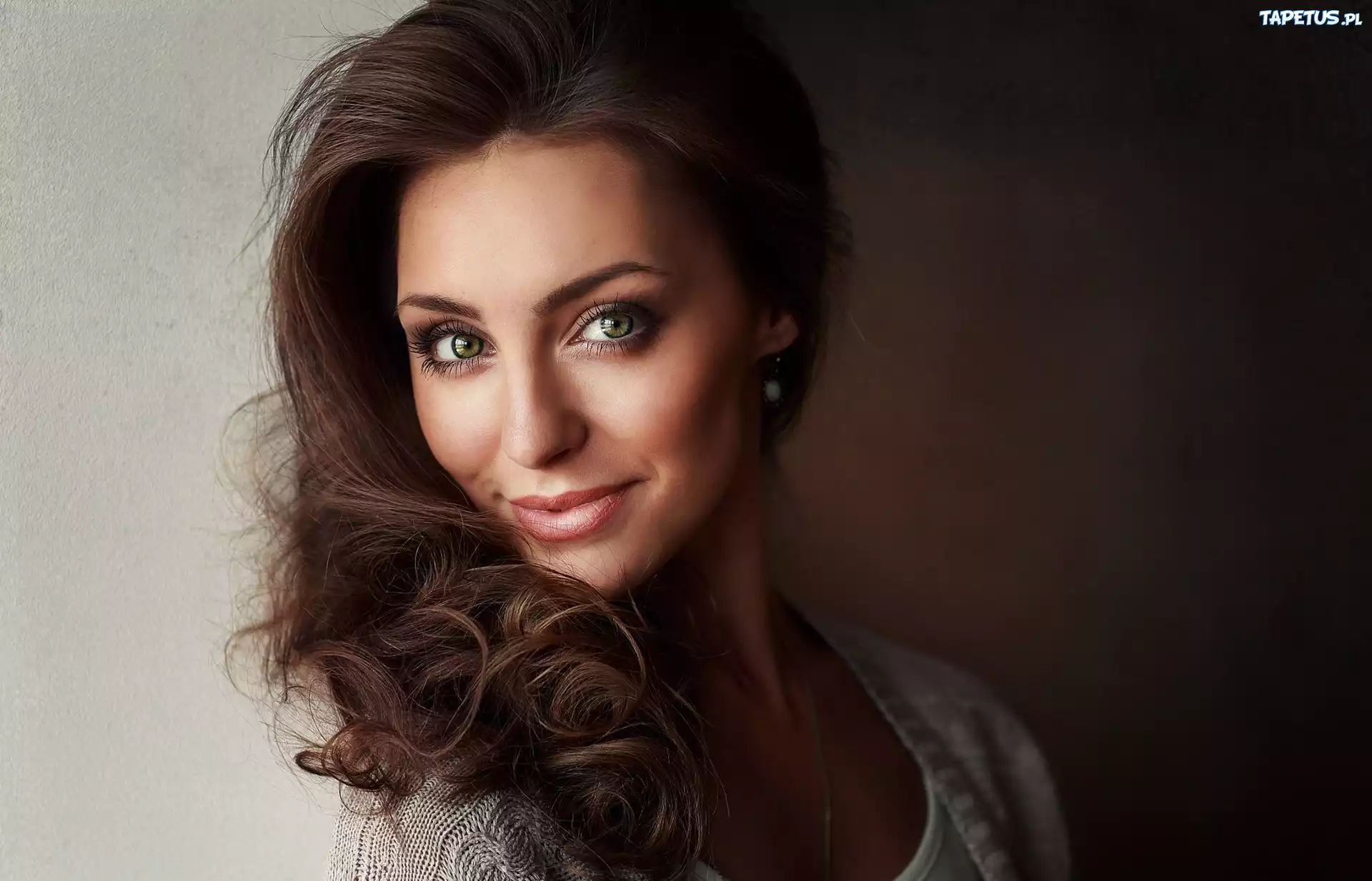 Uśmiechnięta, Brunetka