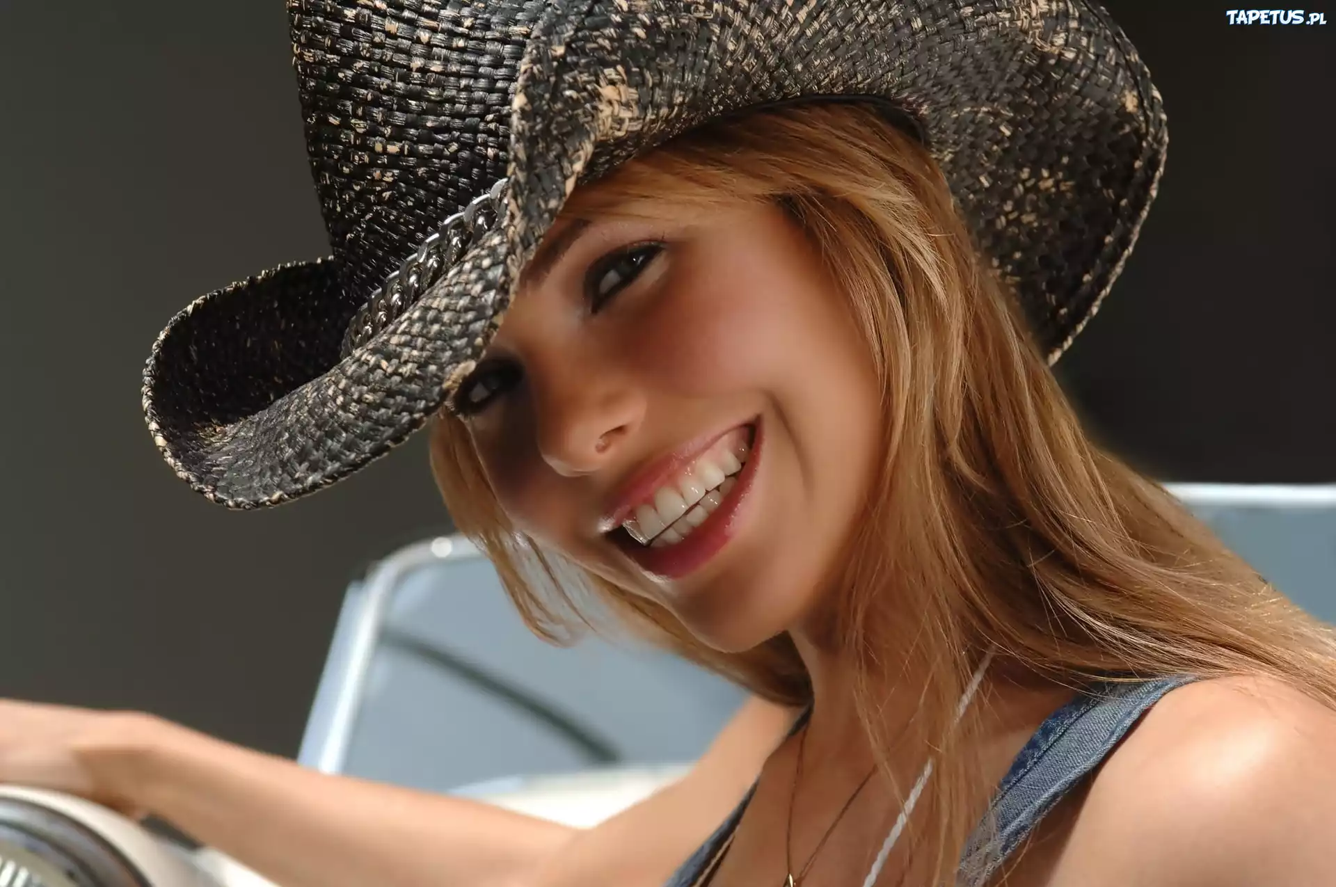 Uśmiechnięta, Ilary Blasi, Kapelusz