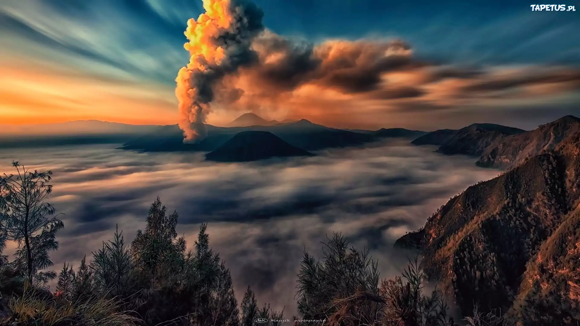 Indonezja, Wyspa Jawa, Wulkan Bromo, Góry, Drzewa, Chmury