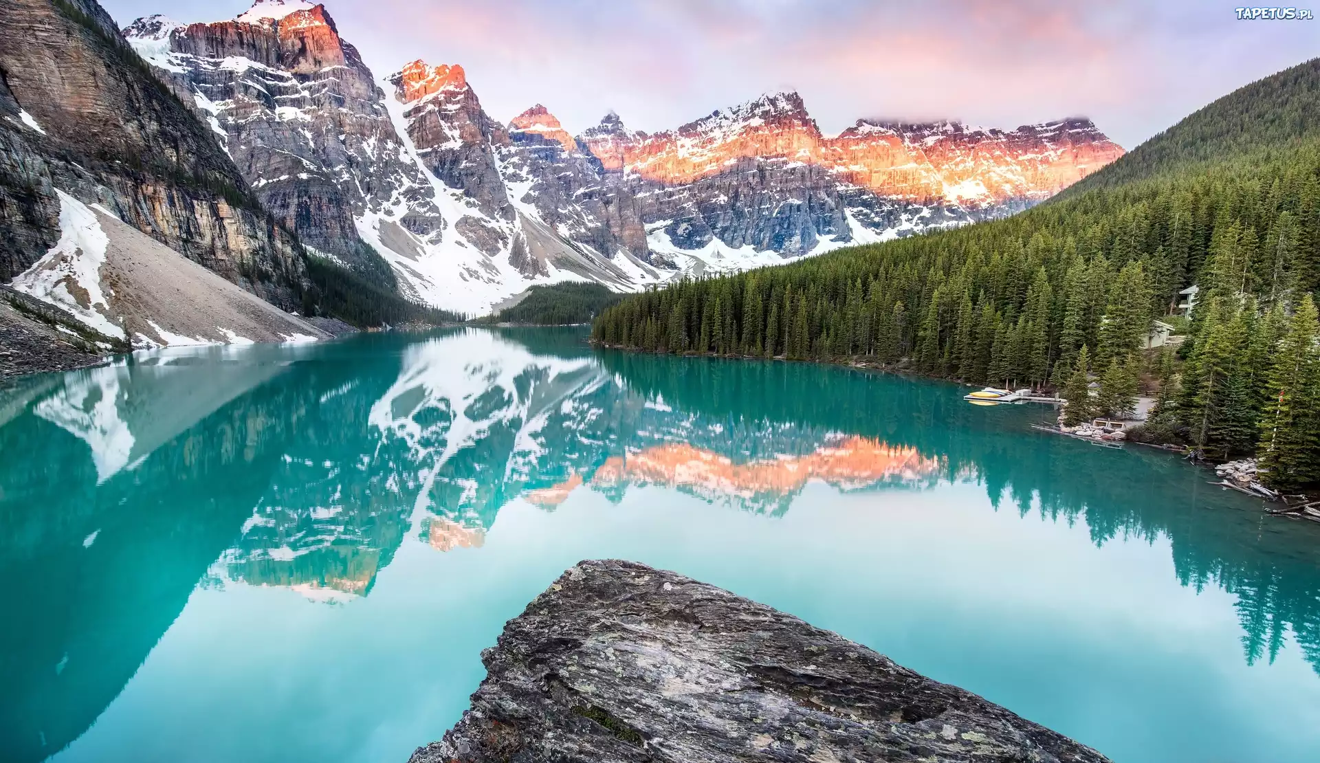 Kanada, Prowincja Alberta, Park Narodowy Banff, Góry, Jezioro Moraine, Pomost, Kajaki, Drzewa
