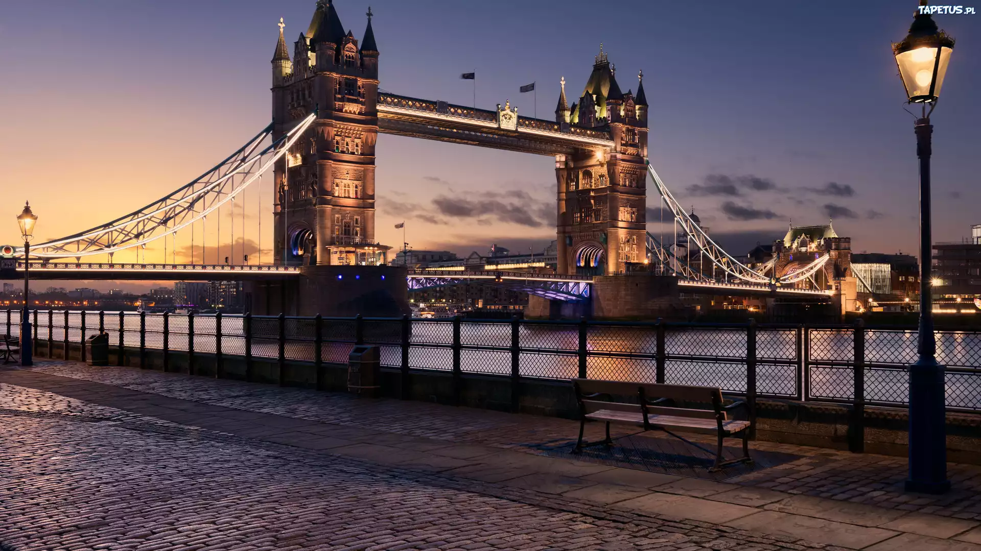 Londyn, Rzeka Tamiza, Most, Tower Bridge, Bulwar, Latarnia, Ławeczka, Zmierzch