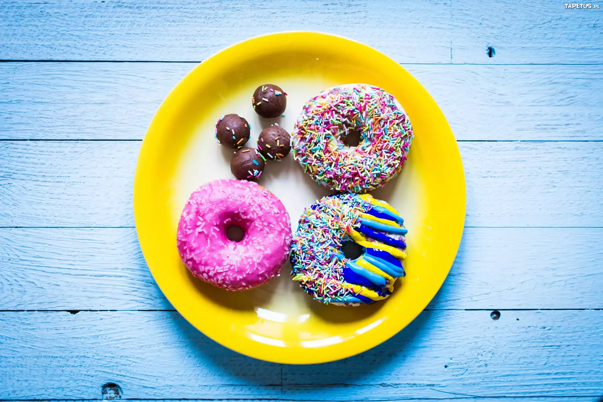 Trzy, Pączki, Donuty, Kulki, Czekoladowe, Talerz, Niebieskie, Deski