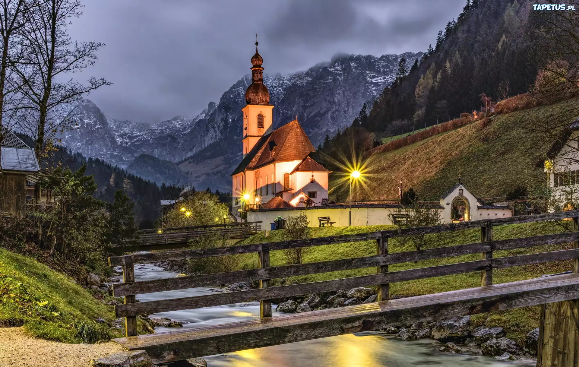 Niemcy, Bawaria, Park Narodowy Berchtesgaden, Ramsau bei Berchtesgaden, Góry Alpy, Kościół św. Sebastiana, Rzeka Ramsauer Ache, Most