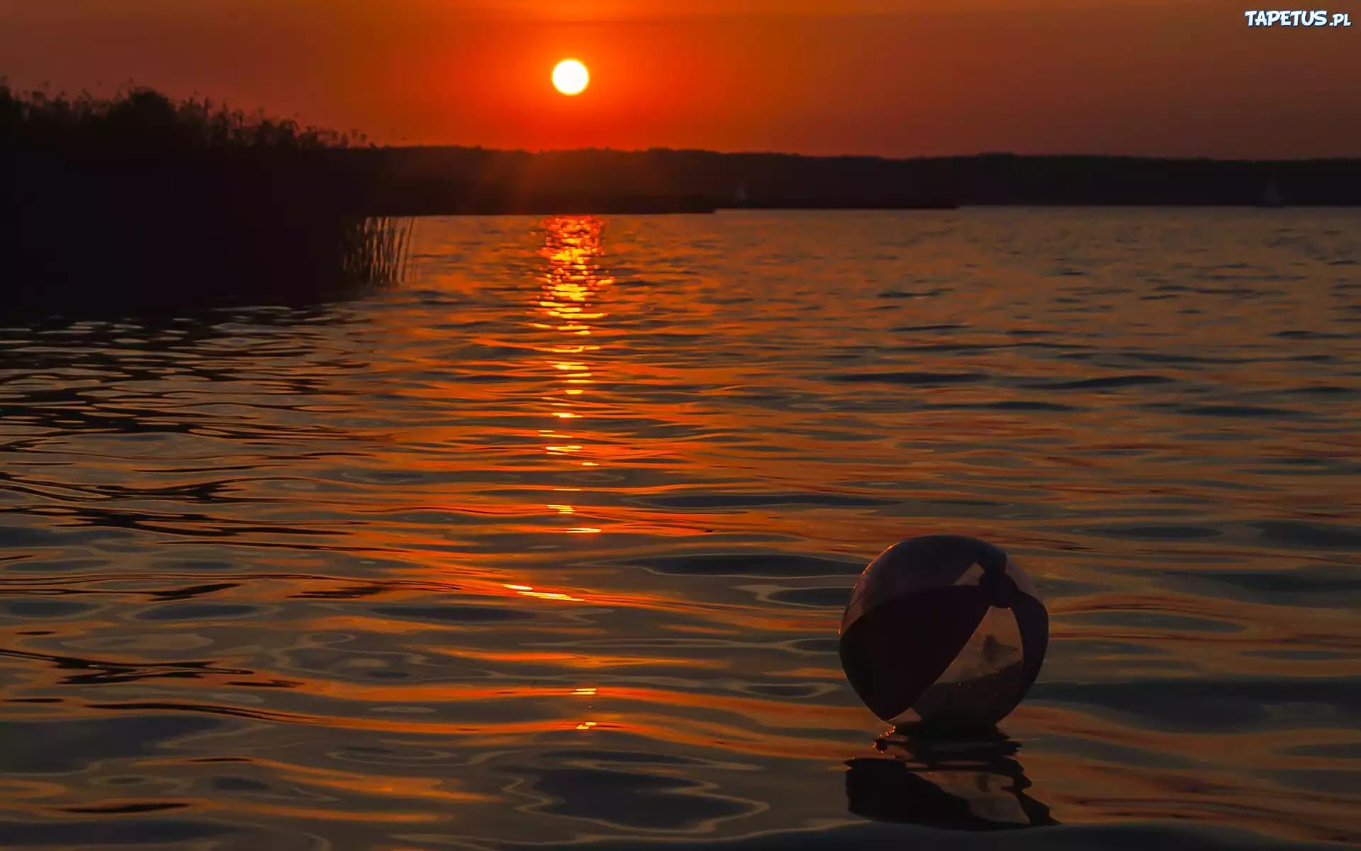 Zachód słońca, Jezioro Niegocin, Piłka plażowa