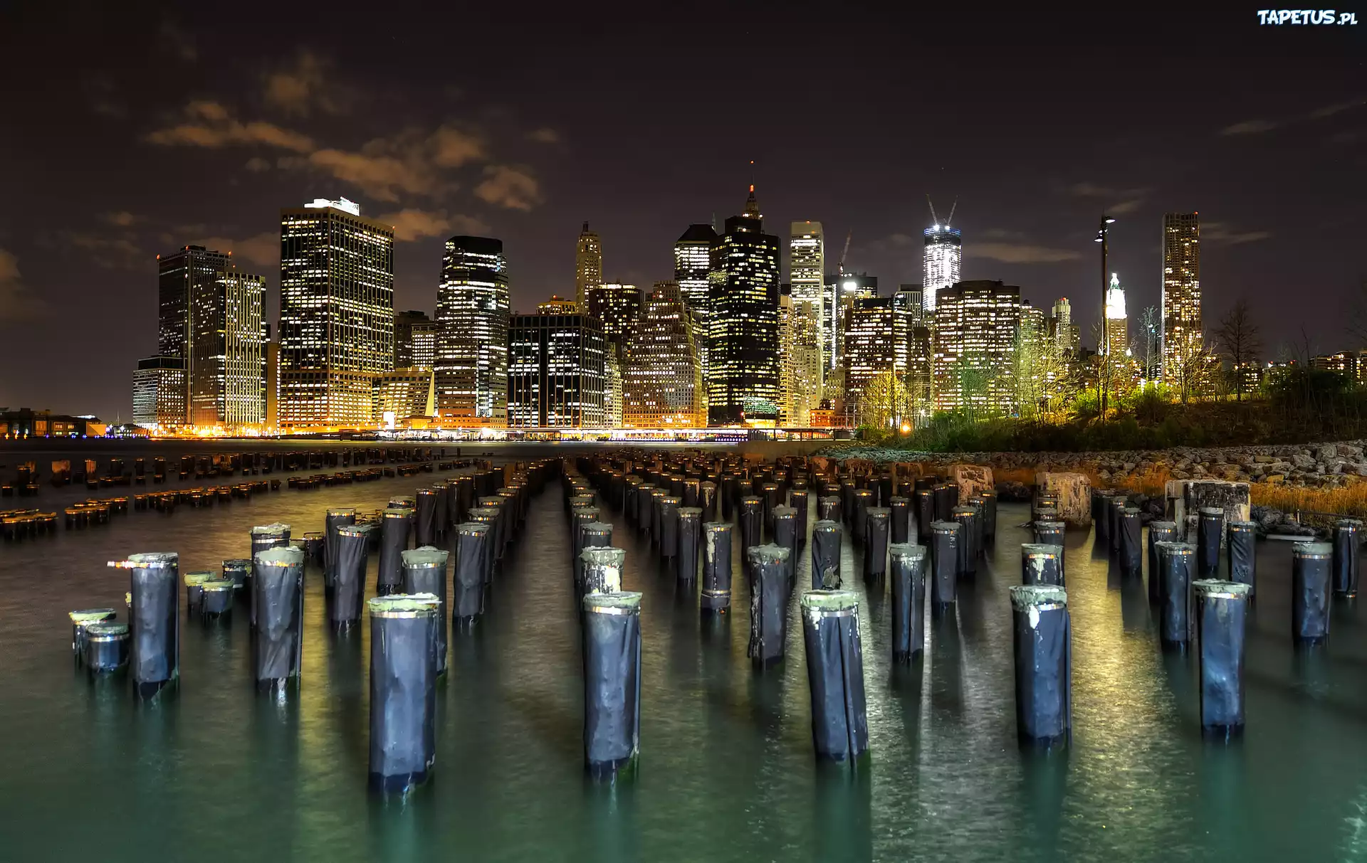 Stany Zjednoczone, Nowy Jork, Manhattan, Cieśnina East River, Wieżowce, Miasto nocą