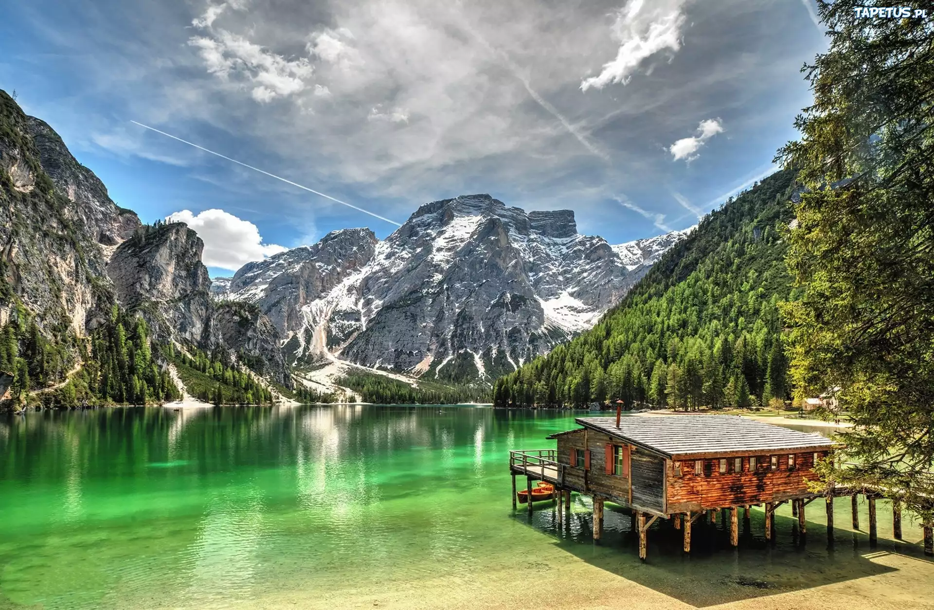 Włochy, Południowy Tyrol, Jezioro Pragser Wildsee, Dolomity, Góry, Drewniany, Dom, Łódki, Drzewa, Pomost, Pale, Chmury