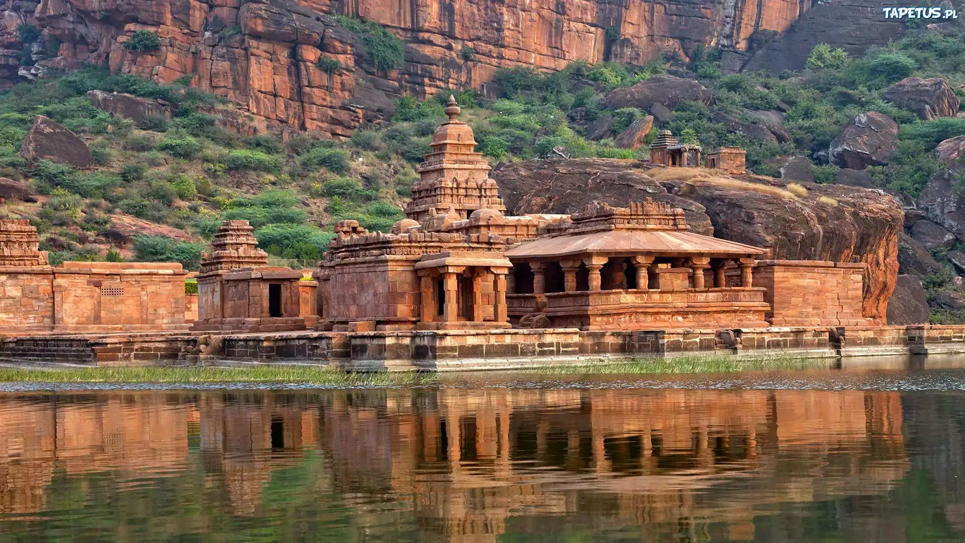 Indie, Badami, Jezioro Agasthya Lake, Świątynia Bhootnath Temple, Góry