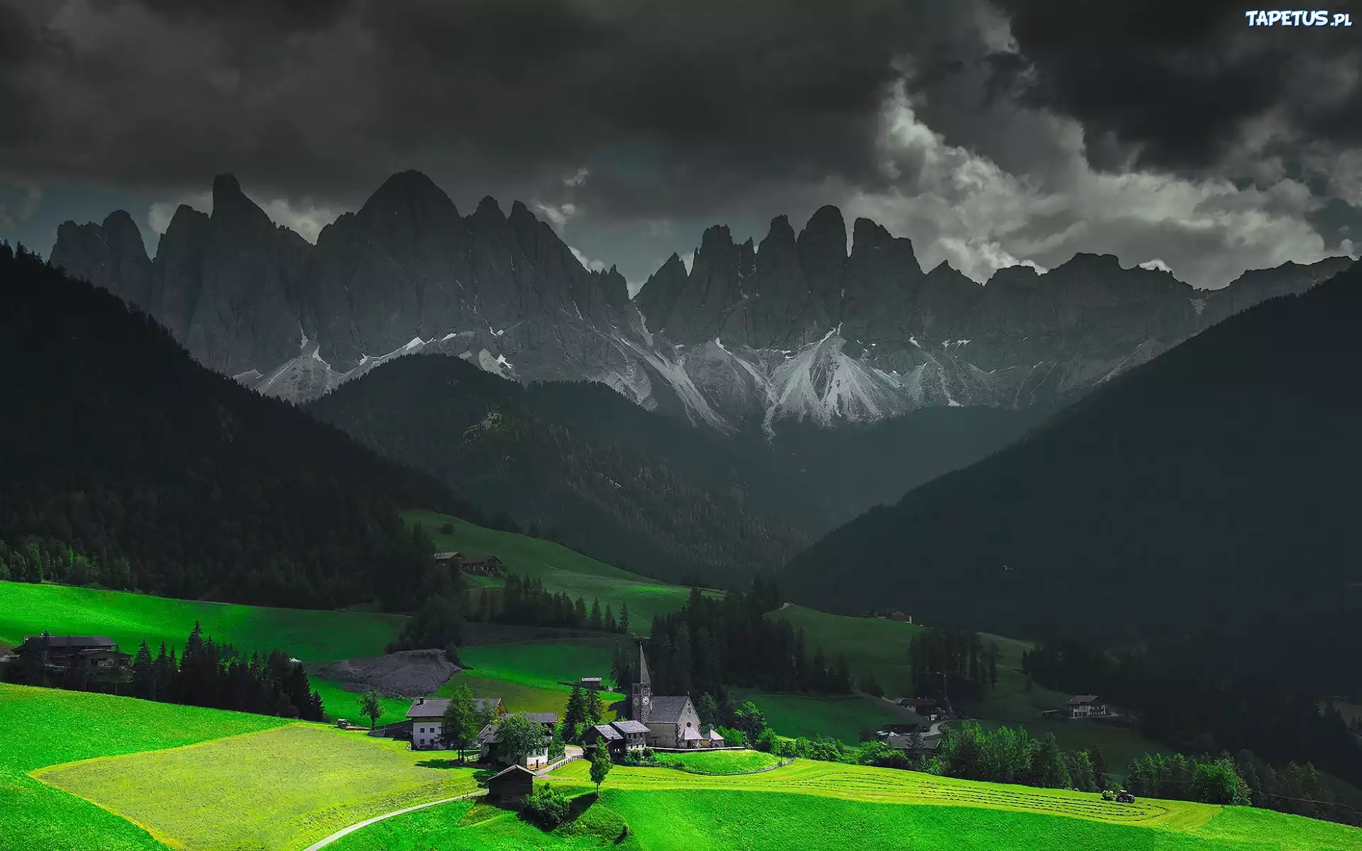 Włochy, Dolomity, Dolina Val di Funes, Domy, Kościół, Góry, Masyw Odle, Ciemne, Chmury