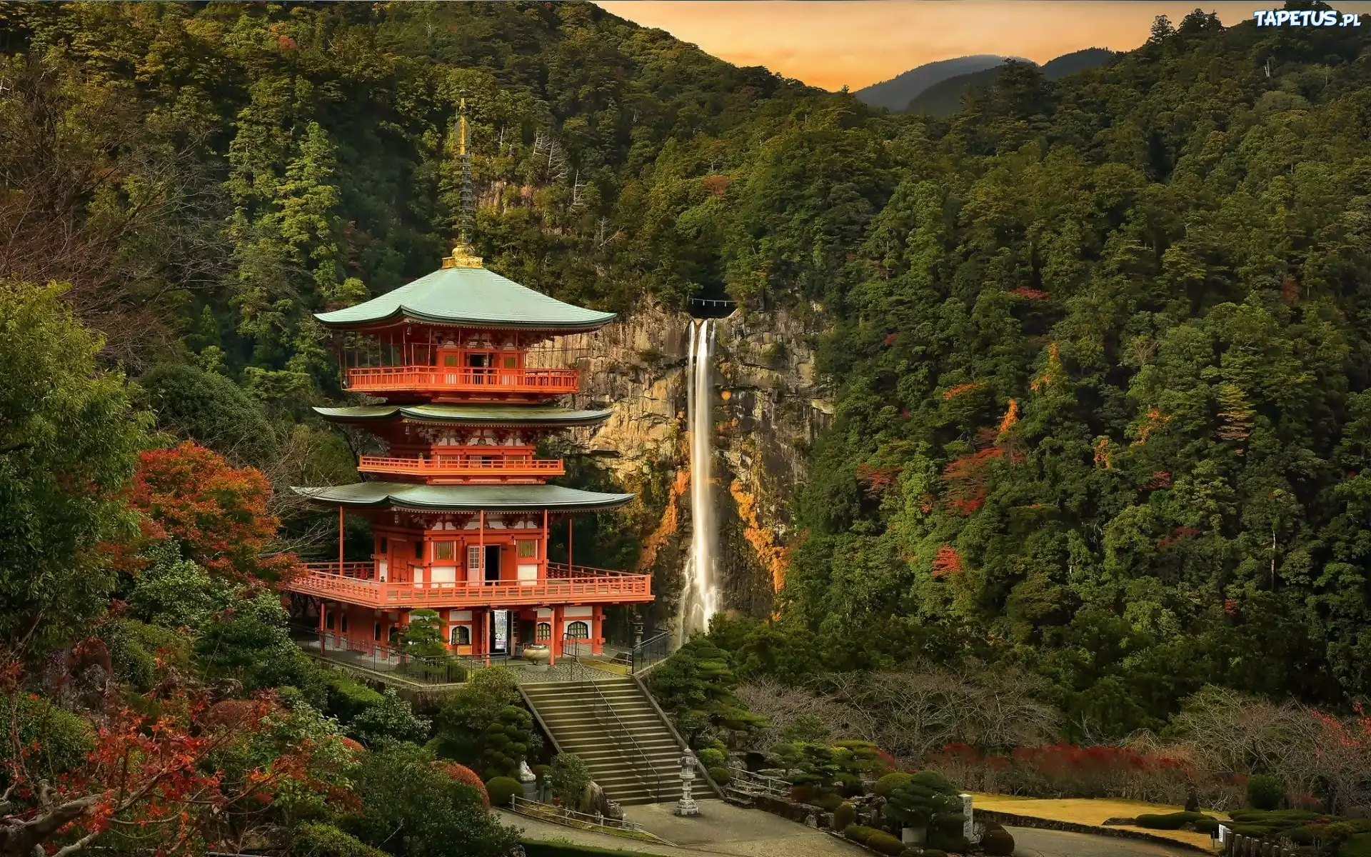Japonia, Prefektura Wakayama, Świątynia buddyjska Seiganto-ji, Wodospad Nachi, Góry