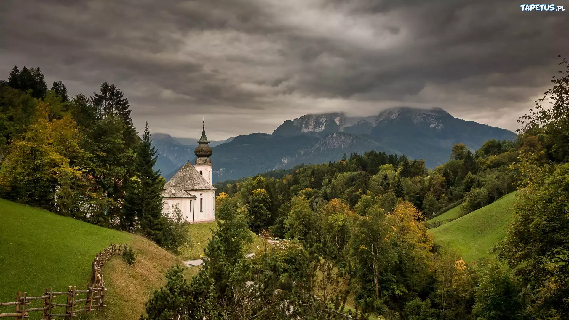 Niemcy, Bawaria, Berchtesgaden, Kościół, Sanktuarium Maria Gern, Góry, Alpy Salzburskie, Lasy, Drzewa, Droga, Ogrodzenie, Ciemne, Chmury