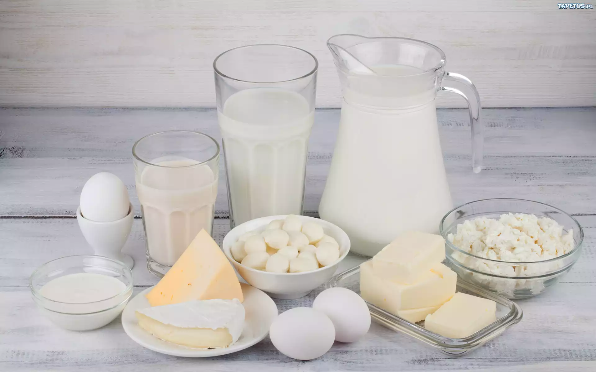 Nabiał, Mleko, Sery, Masło, Jajka, Kefir, Śmietana, Szklanki, Dzbanek, Miseczki, Talerzyk, Deski