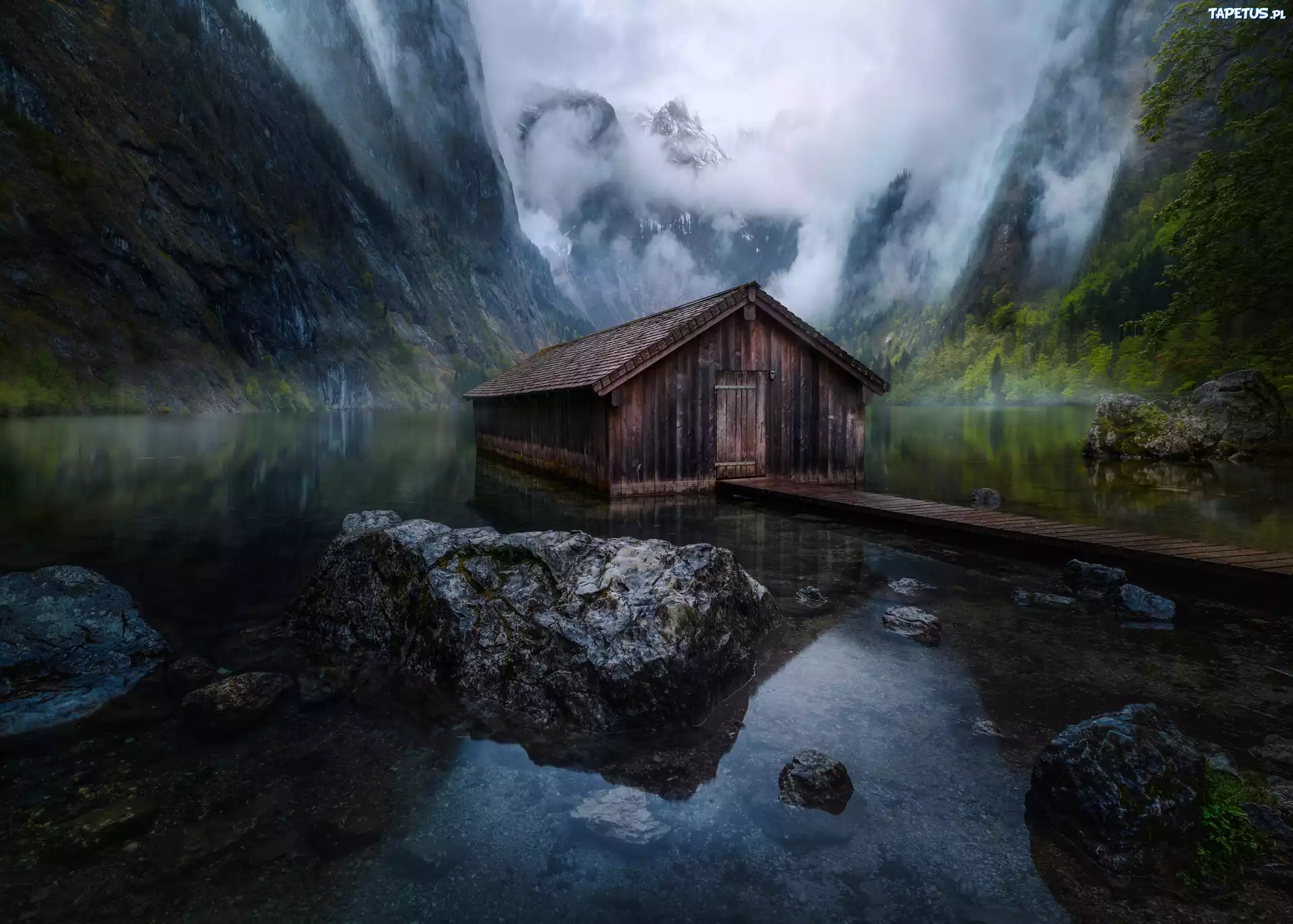 Niemcy, Bawaria, Park Narodowy Berchtesgaden, Jezioro Konigssee, Domek, Drewniany, Kładka, Kamienie, Góry, Mgła