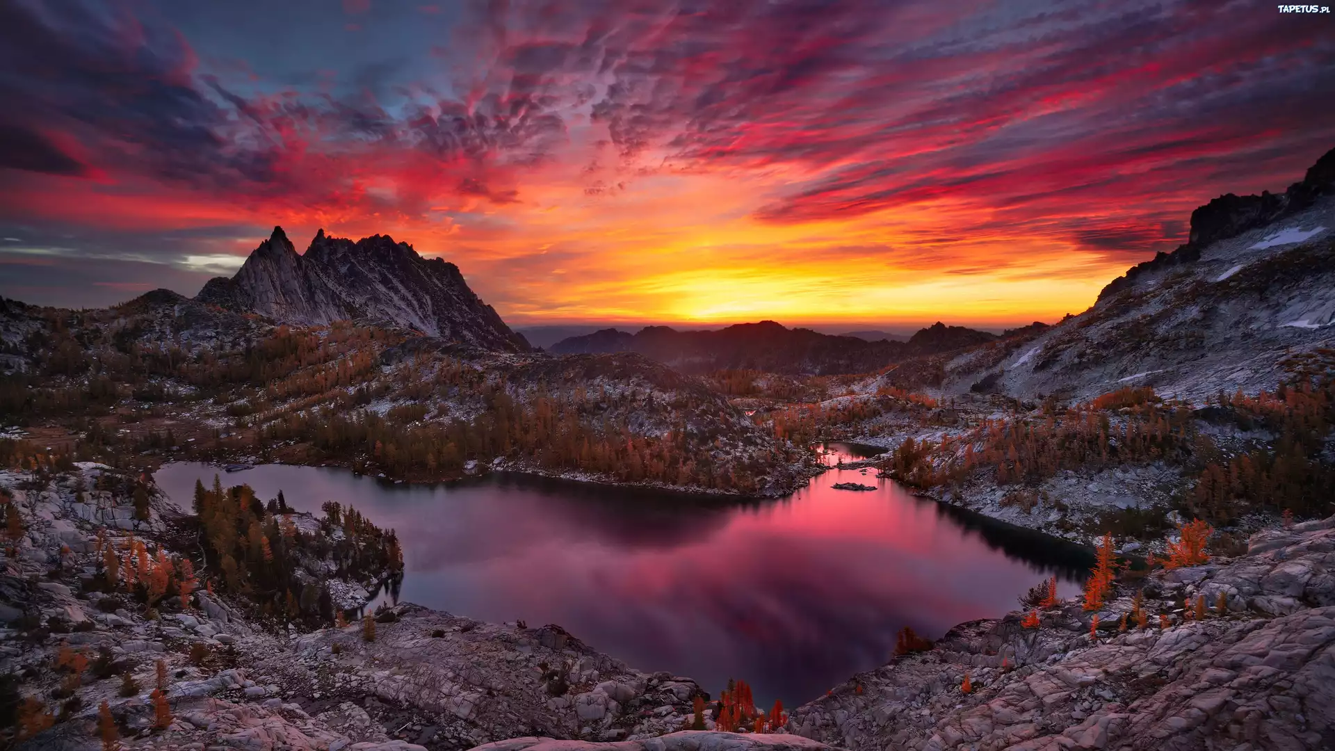 Stany Zjednoczone, Stan Waszyngton, Rezerwat przyrody Alpine Lakes Wilderness, Jezioro Perfection Lake, Góry, Zachód słońca