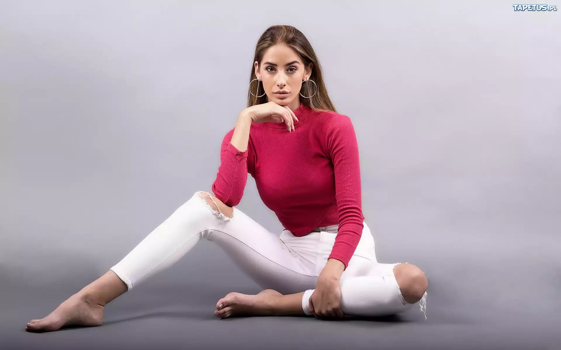 Kobieta, Modelka, Brenda Patea, Szatynka, Kolczyki, Czerwony, Sweterek, Białe, Spodnie