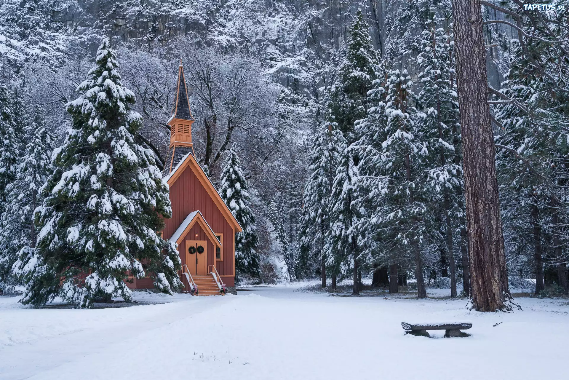 Zima, Drzewa, Kaplica, Kościółek, Ławeczka, Las, Park Narodowy Yosemite, Stan Kalifornia, Stany Zjednoczone