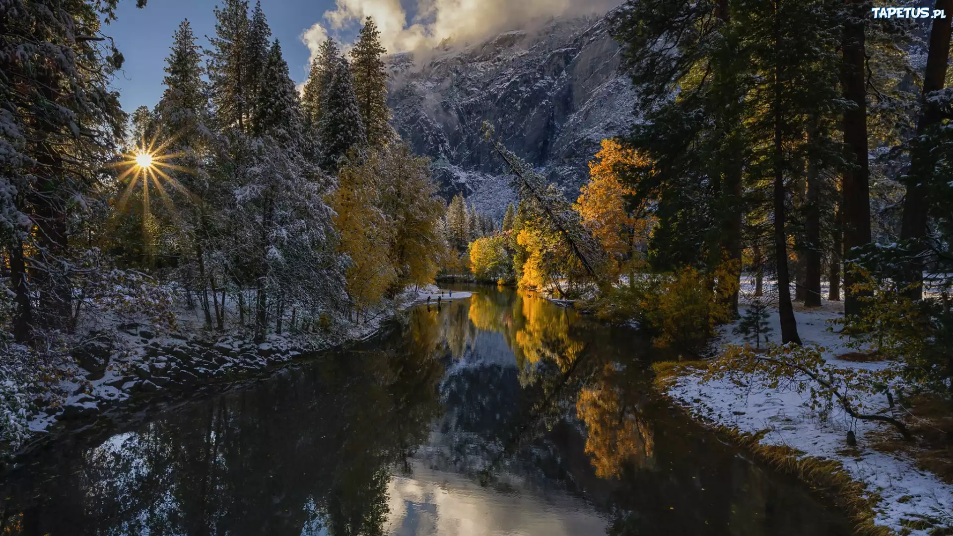 Jesień, Drzewa, Rzeka, Merced River, Park Narodowy Yosemite, Śnieg, Promienie słońca, Góry, Chmury, Stan Kalifornia, Stany Zjednoczone