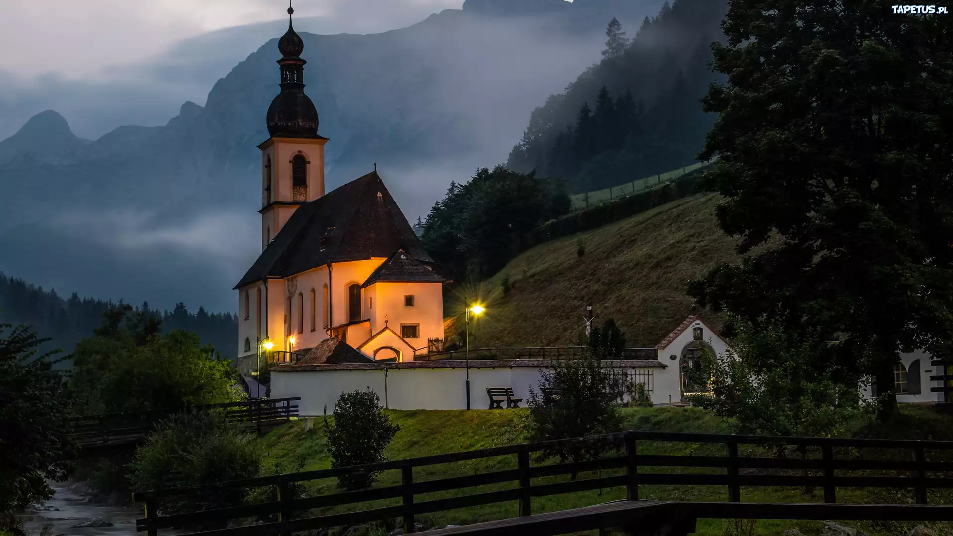 Park Narodowy Berchtesgaden, Ramsau bei Berchtesgaden, G?ry, Alpy, O?wietlony, Ko?ci?? ?w Sebastiana, Drzewa, Rzeka Ramsauer Ache, Most, Bawaria, Niemcy