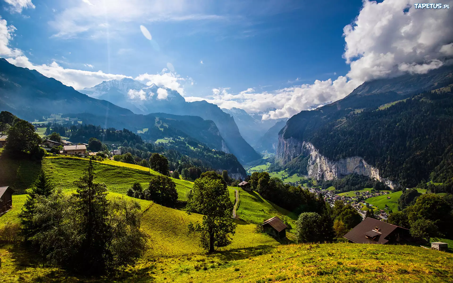 G?ry, Alpy, Drzewa, Chmury, Domy, Dolina Lauterbrunnental, Lauterbrunnen, Kanton Bern, Szwajcaria