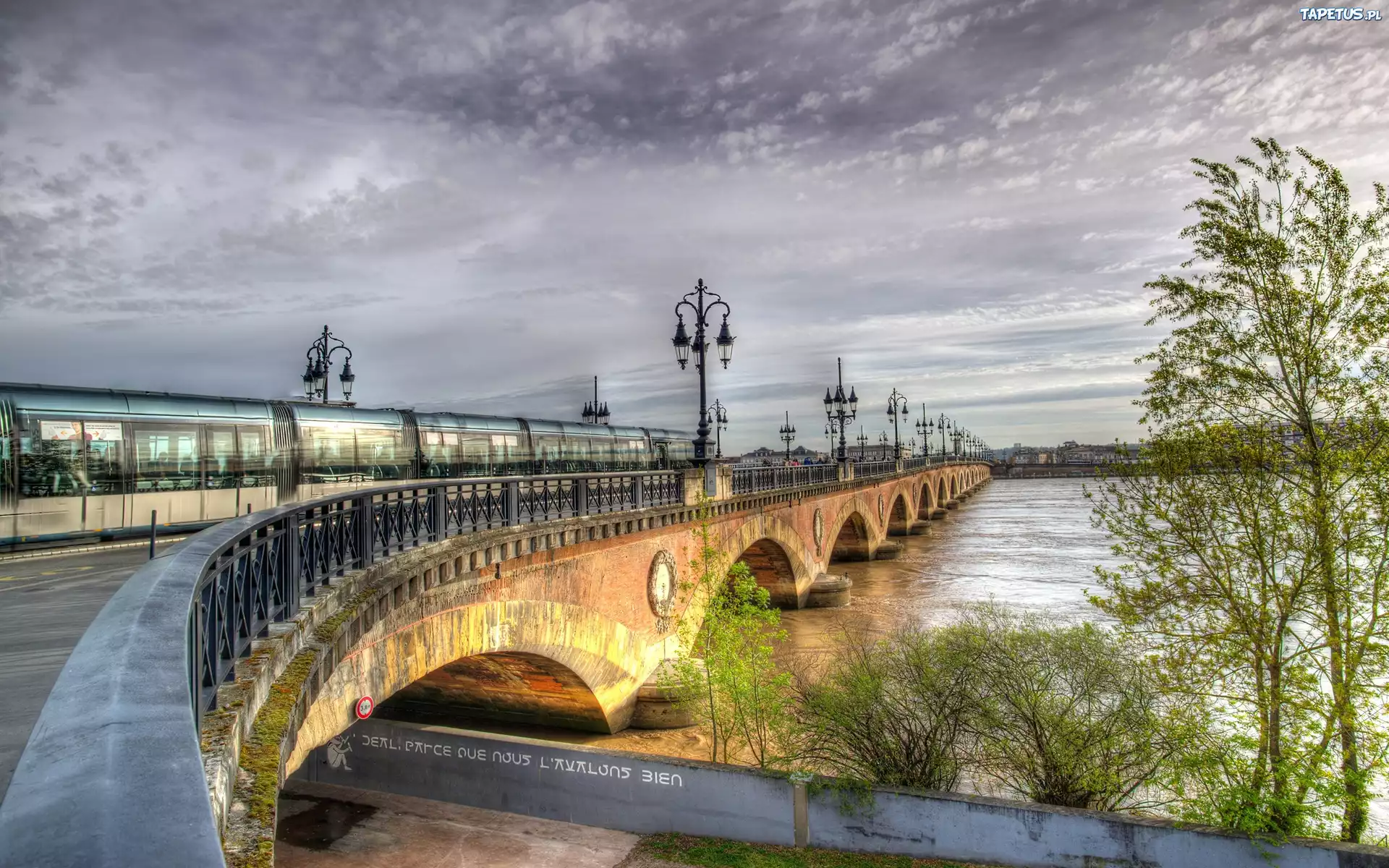 Francja, Bordeaux, Rzeka Garonna, Most, Tramwaj, Latarnie, Drzewa