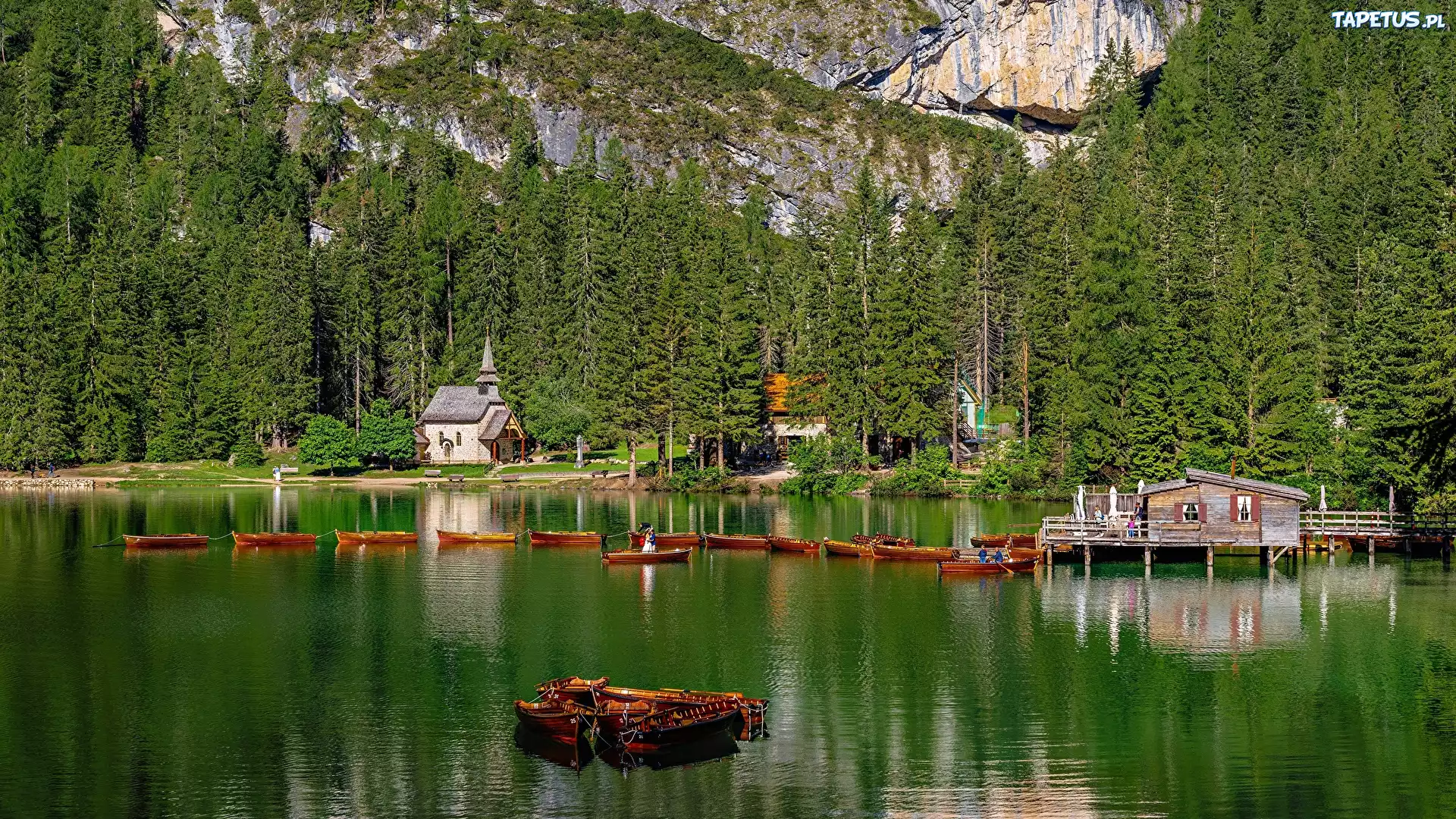 Włochy, Góry, Alpy, Jezioro, Jezioro Pragser Wildsee, Lago di Braies, Łódki, Kościół, Las, Drzewa