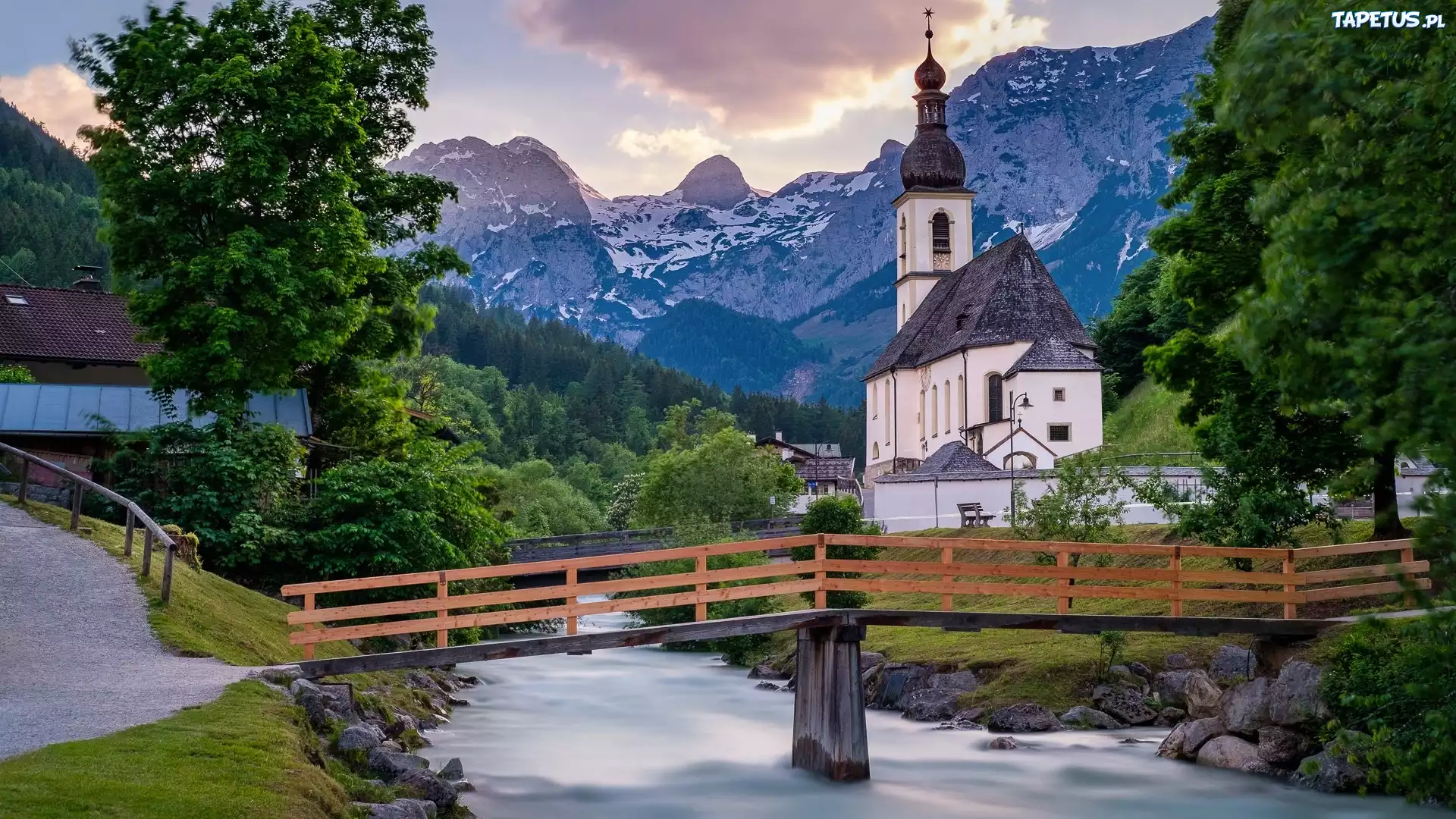 Park Narodowy Berchtesgaden, Ramsau bei Berchtesgaden, Góry, Alpy, Kościół św Sebastiana, Drzewa, Rzeka, Ramsauer Ache, Most, Bawaria, Niemcy