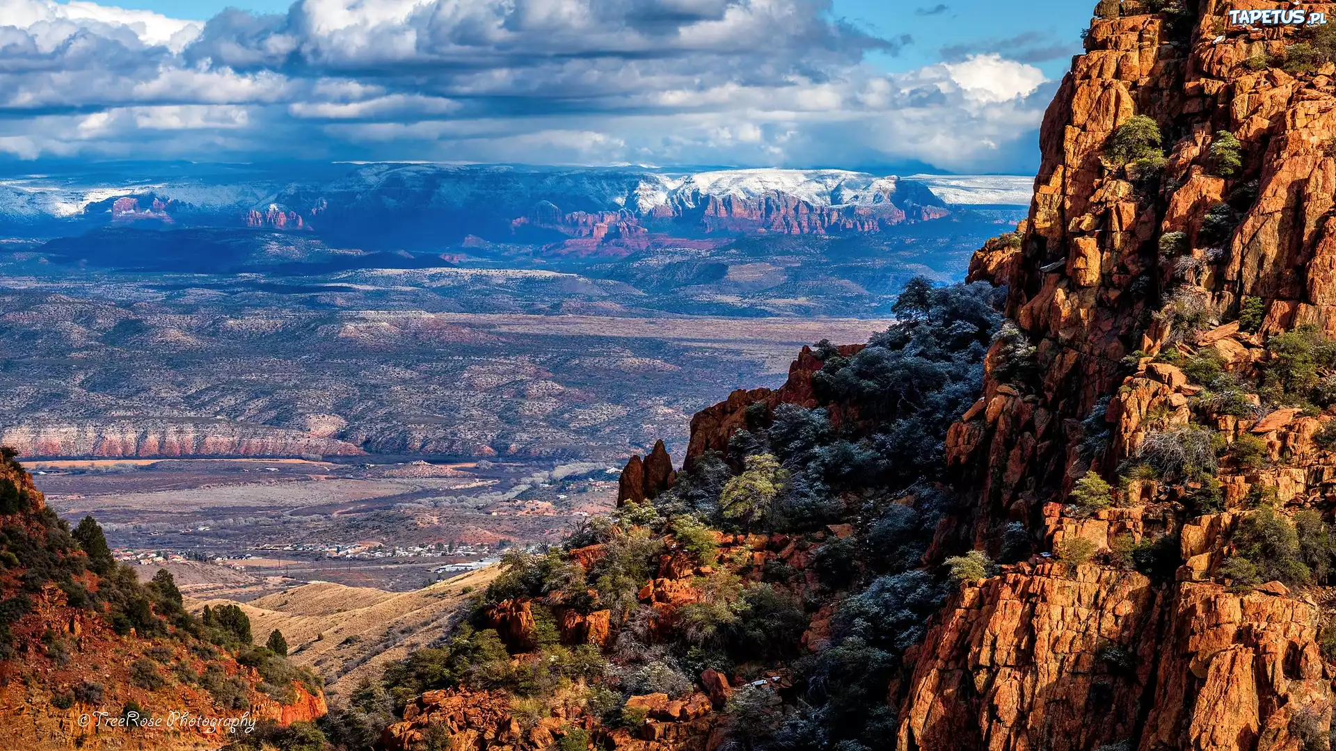 Skały, Góry, Roślinność, Chmury, Zachód słońca, Jerome, Sedona, Arizona, Stany Zjednoczone