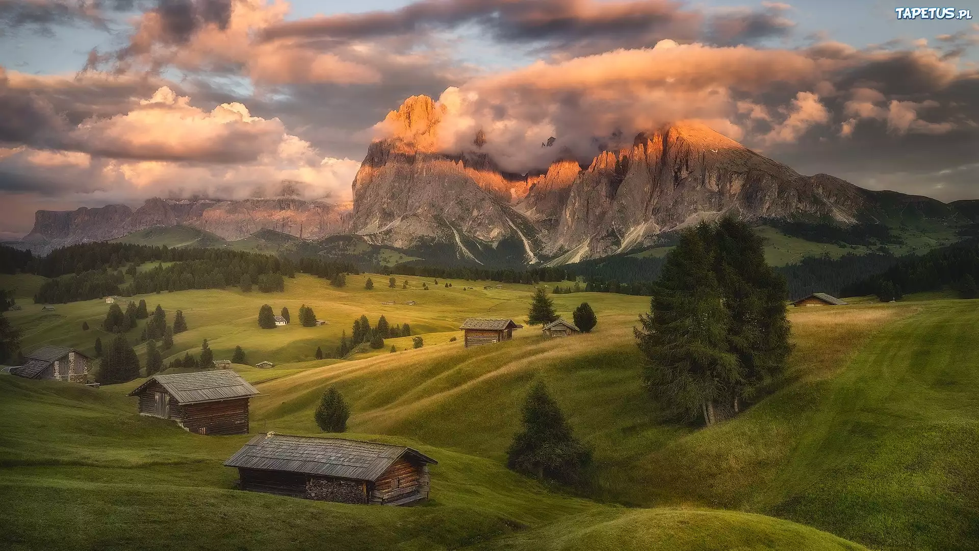 Góry Sassolungo, Dolomity, Płaskowyż Seiser Alm, Dolina, Val Gardena, Wzgórza, Domy, Drzewa, Chmury, Włochy