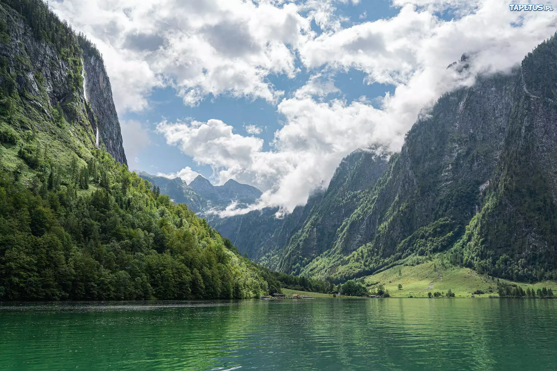 Jezioro Konigssee, Góry, Chmury, Park Narodowy Berchtesgaden, Drzewa, Lasy, Odbicie, Bawaria, Niemcy