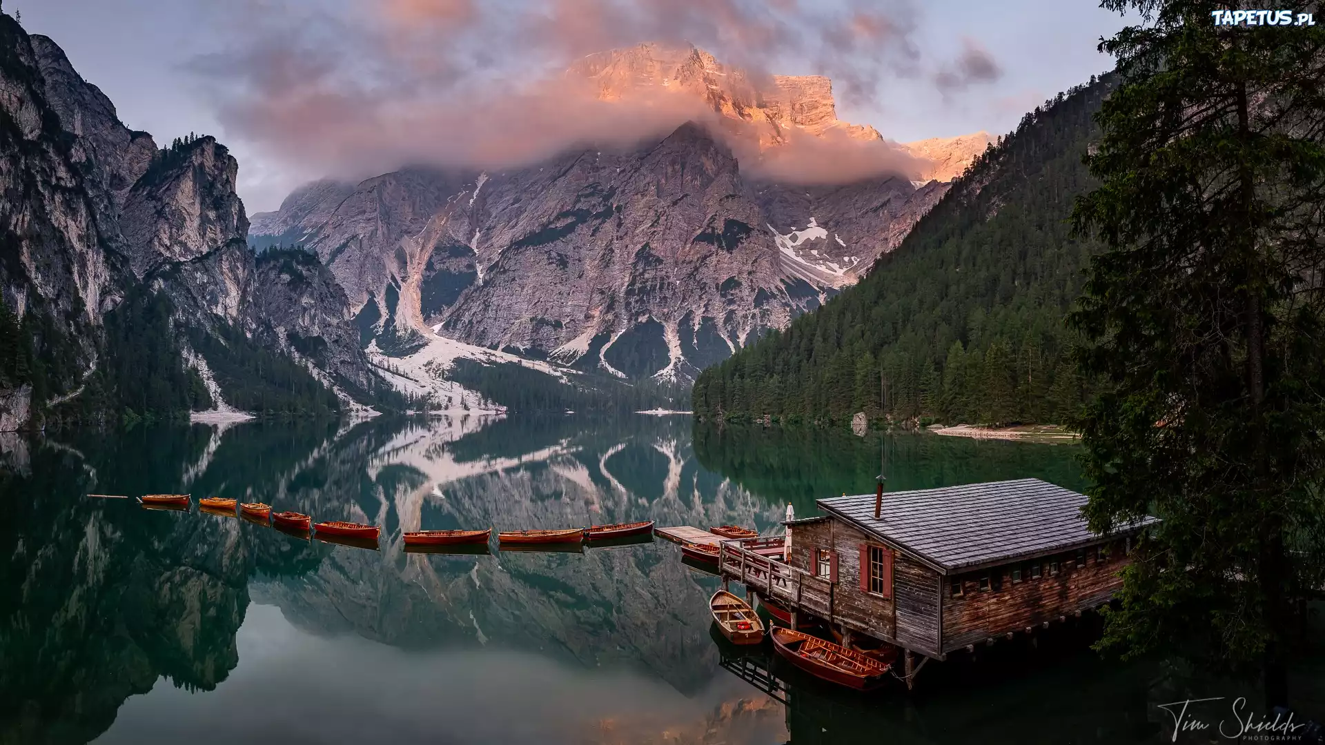 Włochy, Jezioro Pragser Wildsee, Lago di Braies, Góry Dolomity, Pomost, Drewniany, Domek, Łódki, Chmury