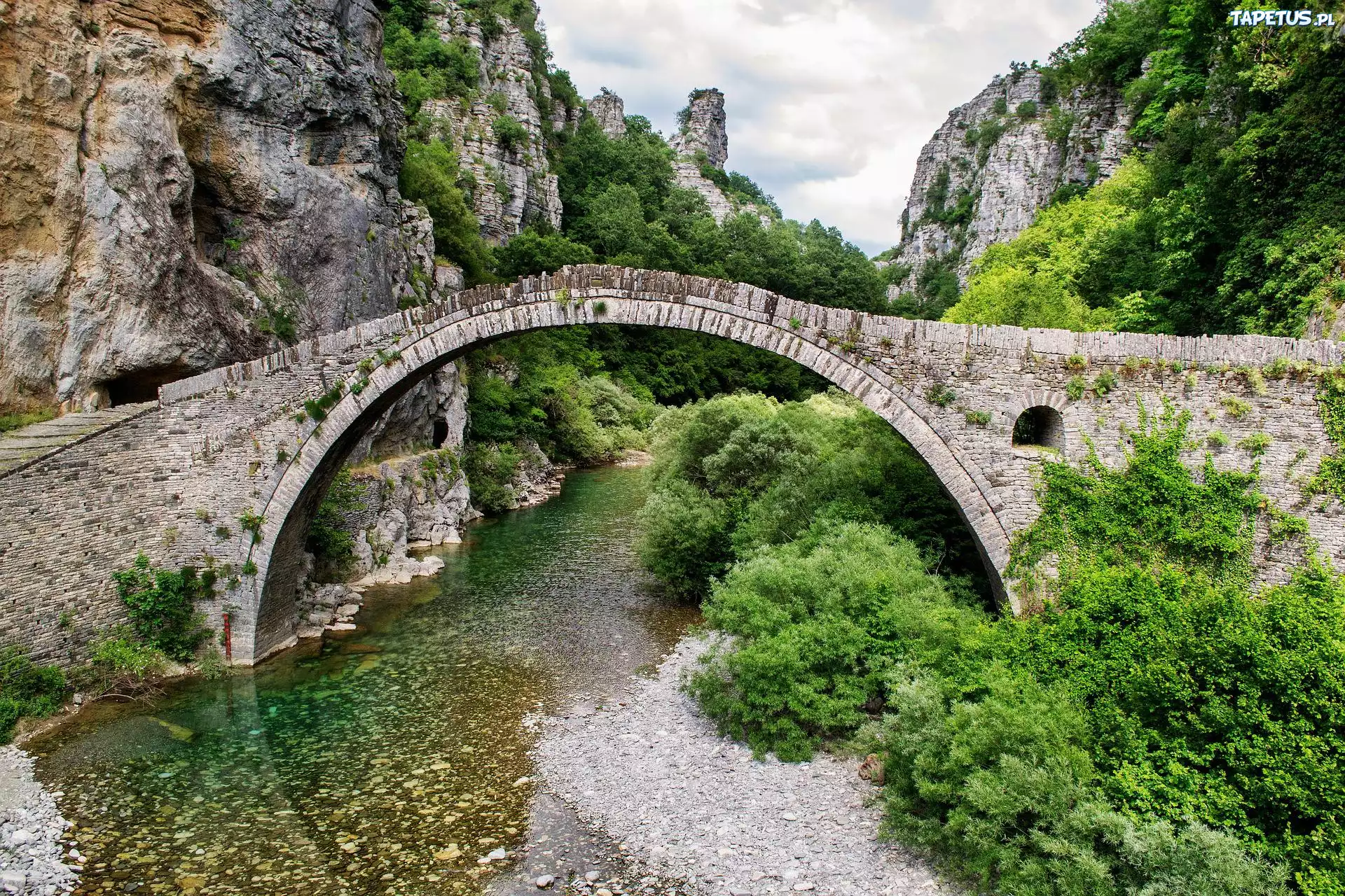 Most, Kokkorou ancient stone bridge, Rzeka Voidomatis, Skały, Zagori, Grecja