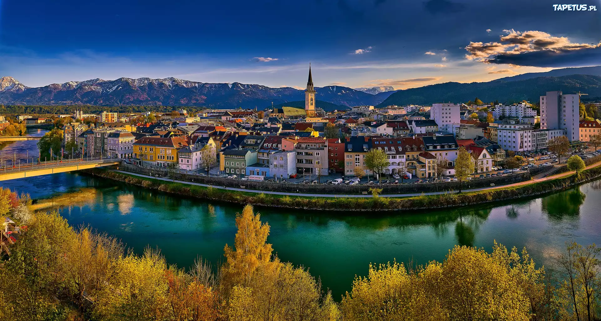 Austria, Miasto, Villach, Góry, Dolina Drawy, Rzeka Drawa, Most, Drzewa, Domy, Wieczór