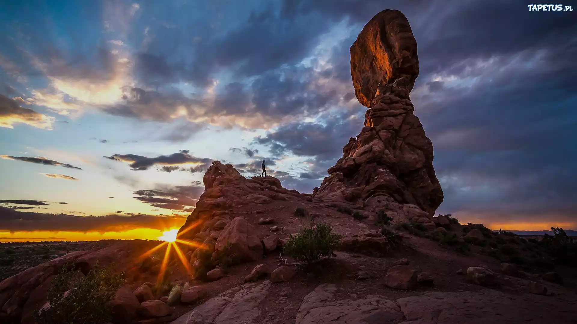 Stany Zjednoczone, Utah, Park Narodowy Arches, Człowiek, Niebo, Chmury, Zachód słońca, Skały, Formacja skalna, Balanced Rock