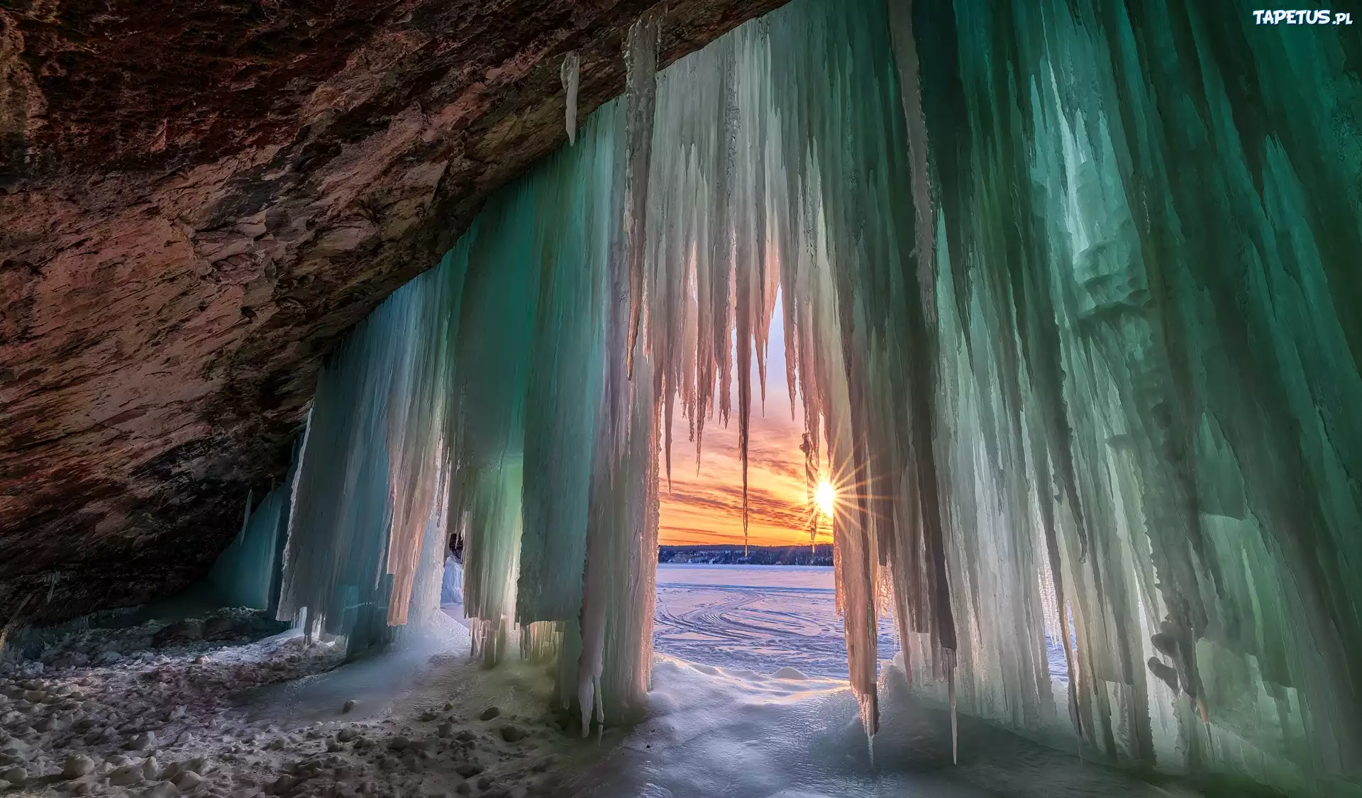 Stany Zjednoczone, Michigan, Munising, Grand Island, Jaskinia, Lodowa, Sople, Zima, Promienie słońca