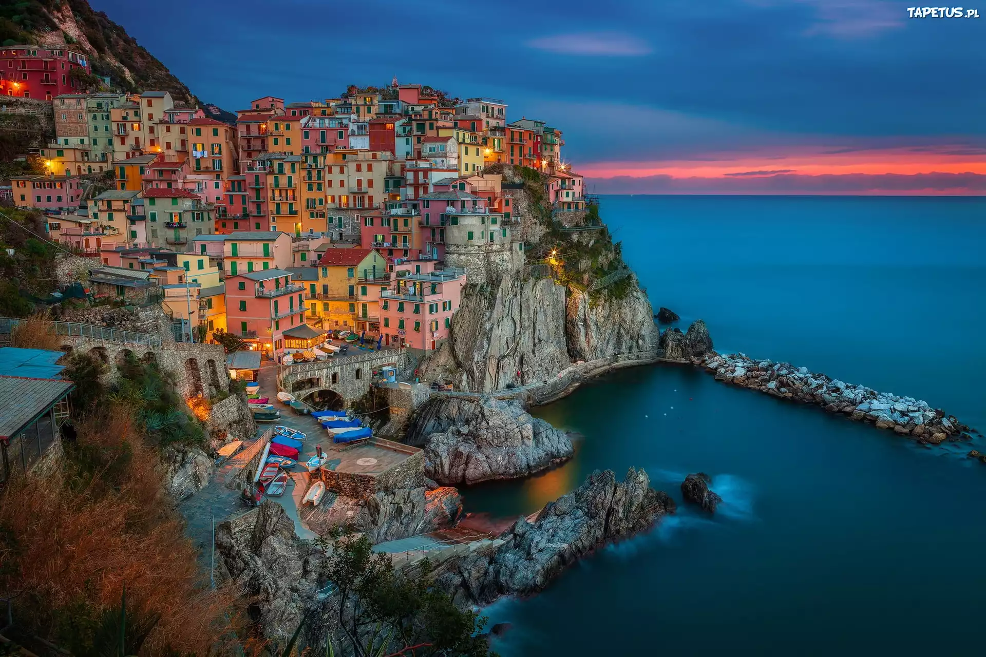 Wybrzeże, Cinque Terre, Morze Liguryjskie, Domy, Skały, Łódki, Manarola, Zachód słońca, Gmina Riomaggiore, Włochy