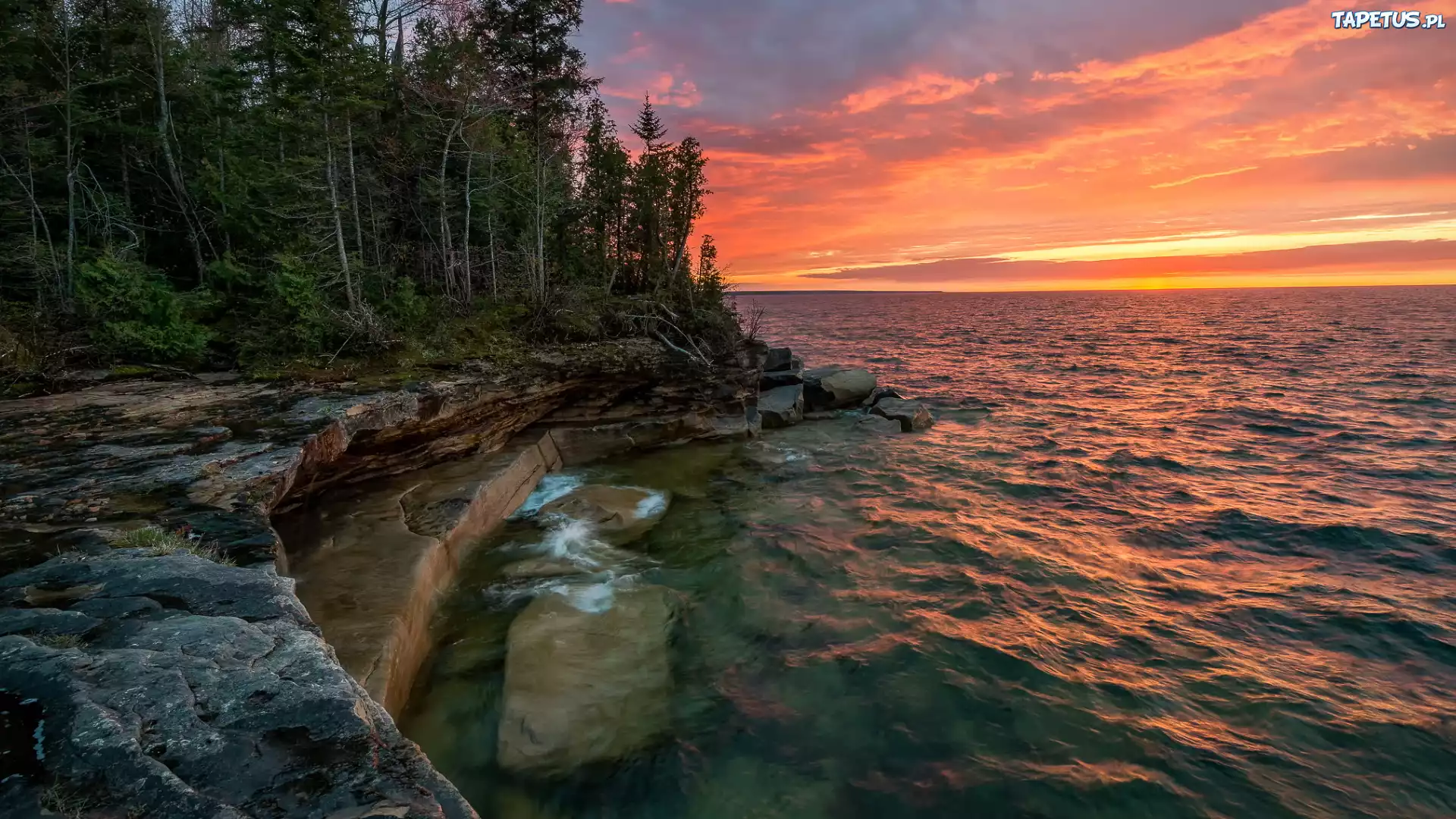 Zachód słońca, Drzewa, Las, Skały, Jezioro, Superior Lake, Michigan, Stany Zjednoczone