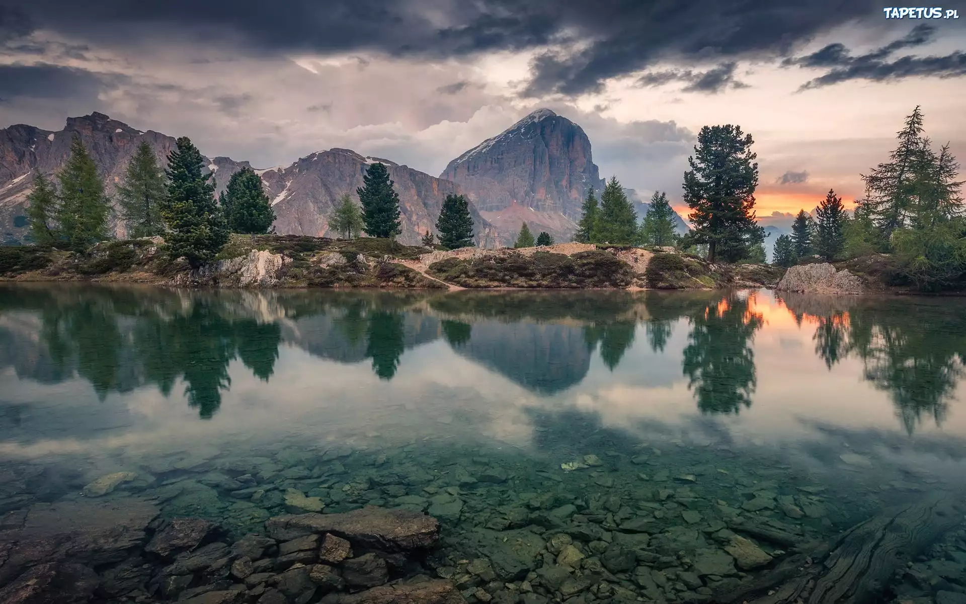 Góry, Dolomity, Jezioro, Lago Limides, Drzewa, Chmury, Odbicie, Prowincja Belluno, Włochy