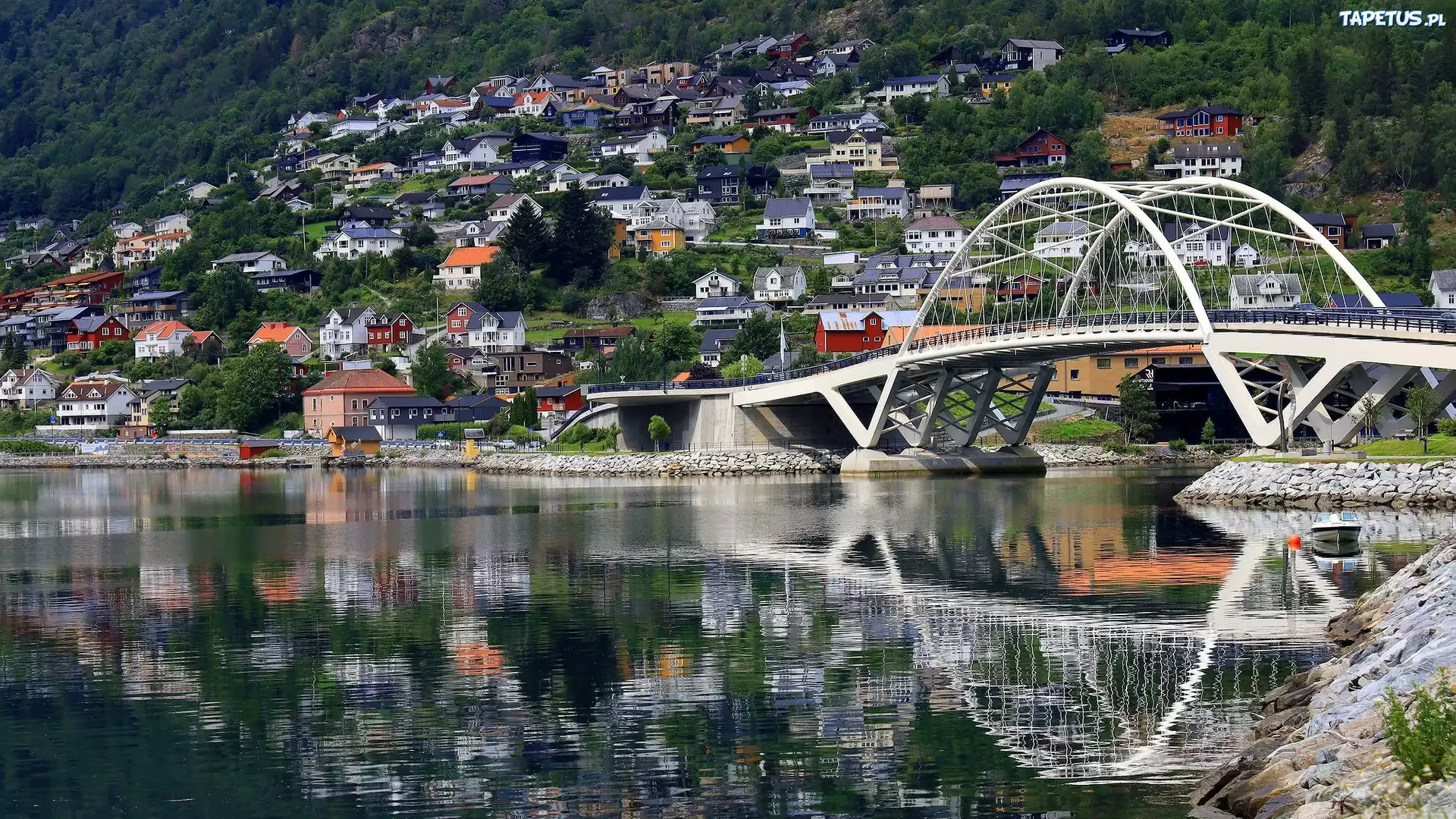 Góra, Domy, Most Loftesnesbrui, Rzeka, Sogndalselvi, Odbicie, Gmina Sogndal, Norwegia