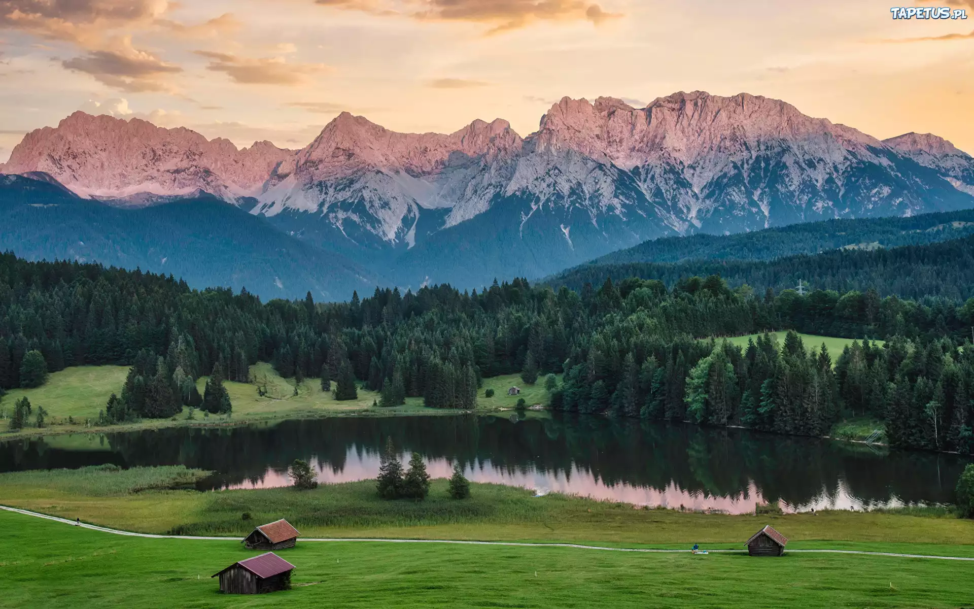 Polana, Trawa, Szopy, Domki, Jezioro Geroldsee, Drzewa, Lasy, Góry, Alpy, Bawaria, Niemcy