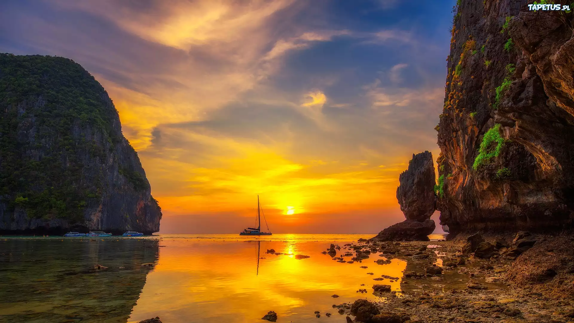 Morze, Żaglówka, Wyspa Koh Phi Phi, Skały, Wybrzeże, Roślinność, Plaża, Maya Beach, Zachód słońca, Prowincja Krabi, Tajlandia