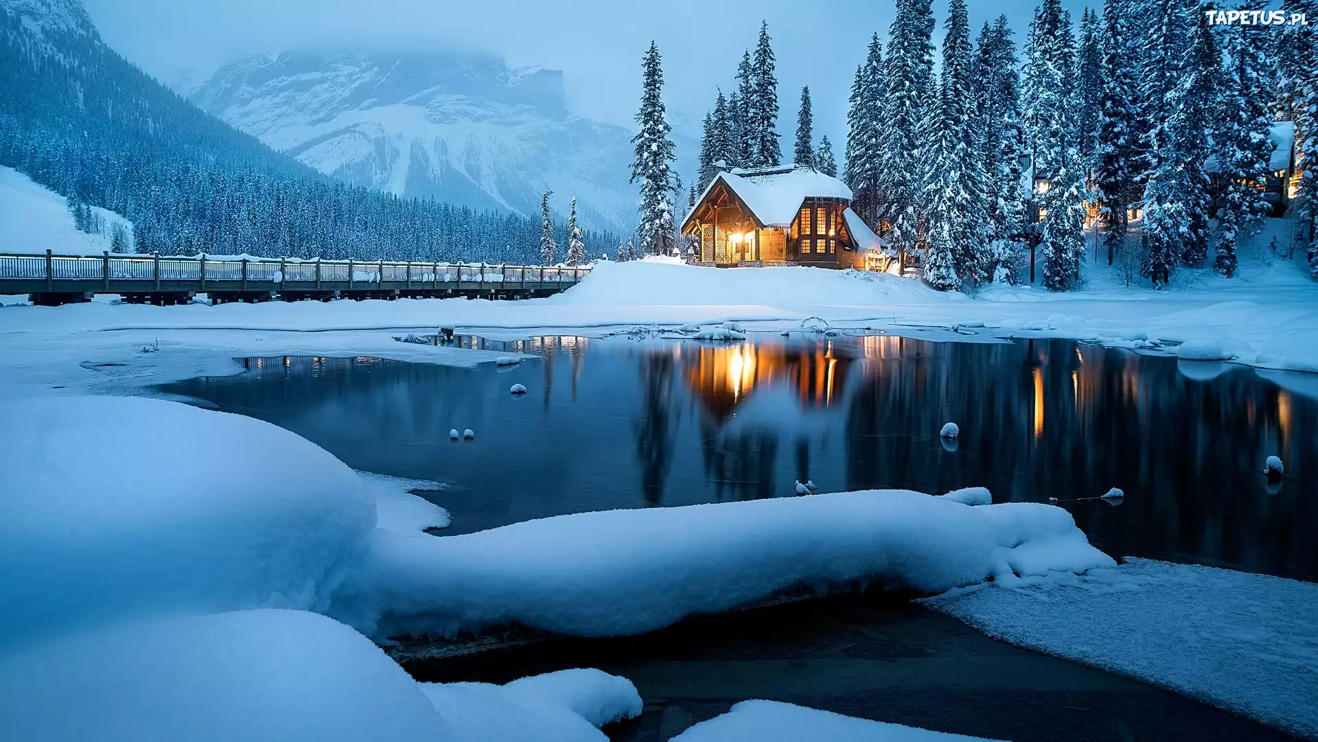 Park Narodowy Yoho, Oświetlony, Dom, Most, Jezioro, Emerald Lake, Góry, Drzewa, Zima, Kolumbia Brytyjska, Kanada