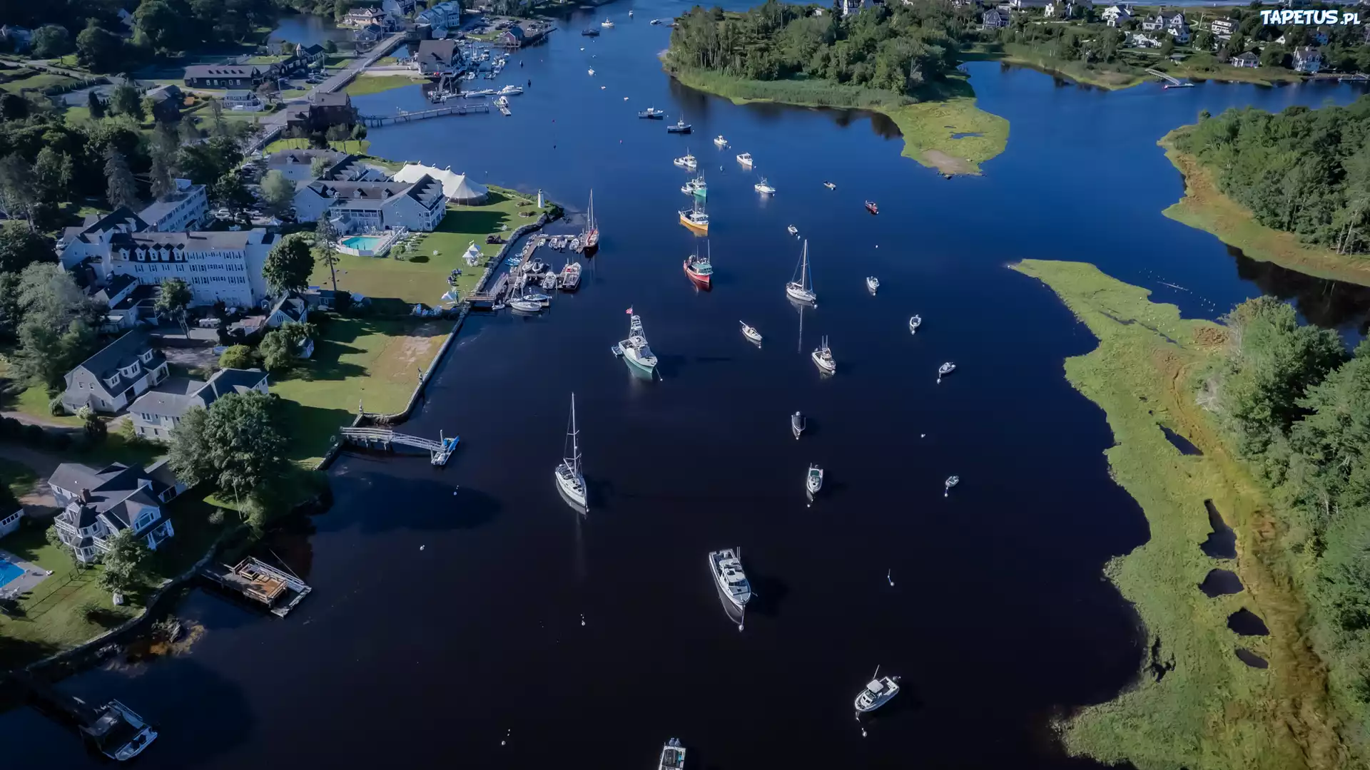 Stany Zjednoczone, Maine, Hrabstwo York, Miasto, Kennebunkport, Rzeka Kennebunk, Wybrzeże, Domy, Drzewa, Przystań, Żaglówki, Zatoka, Z lotu ptaka