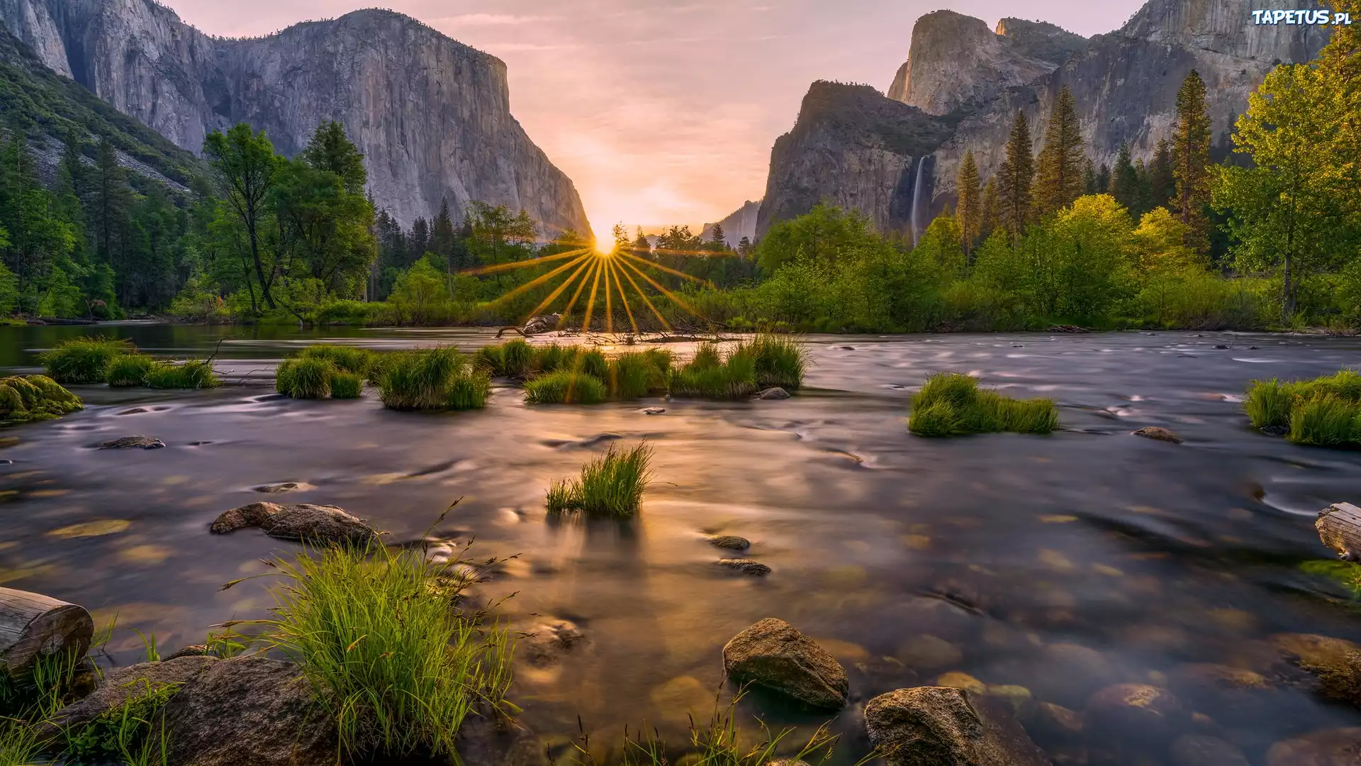 Góry, Rzeka, Merced River, Yosemite Valley, Park Narodowy Yosemite, Trawa, Promienie słońca, Stany Zjednoczone