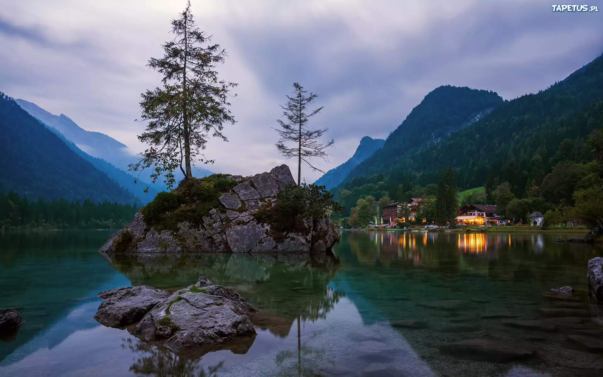 Jezioro Hintersee, Drzewa, Skała, Góry, Alpy, Domy, Światła, Chmury, Zachód słońca, Bawaria, Niemcy