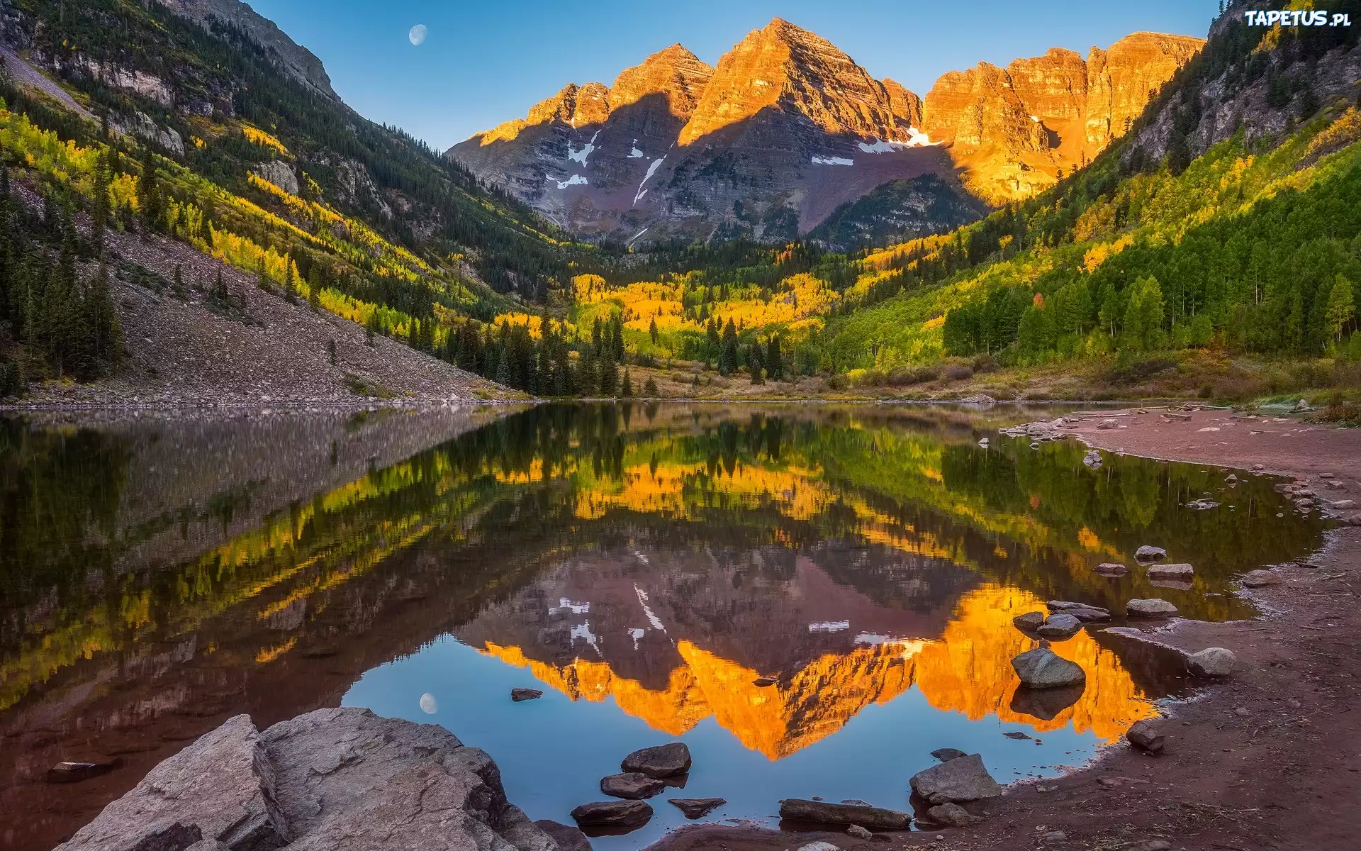 Góry Skaliste, Szczyty Maroon Bells, Jezioro Maroon Lake, Drzewa, Księżyc, Stan Kolorado, Stany Zjednoczone