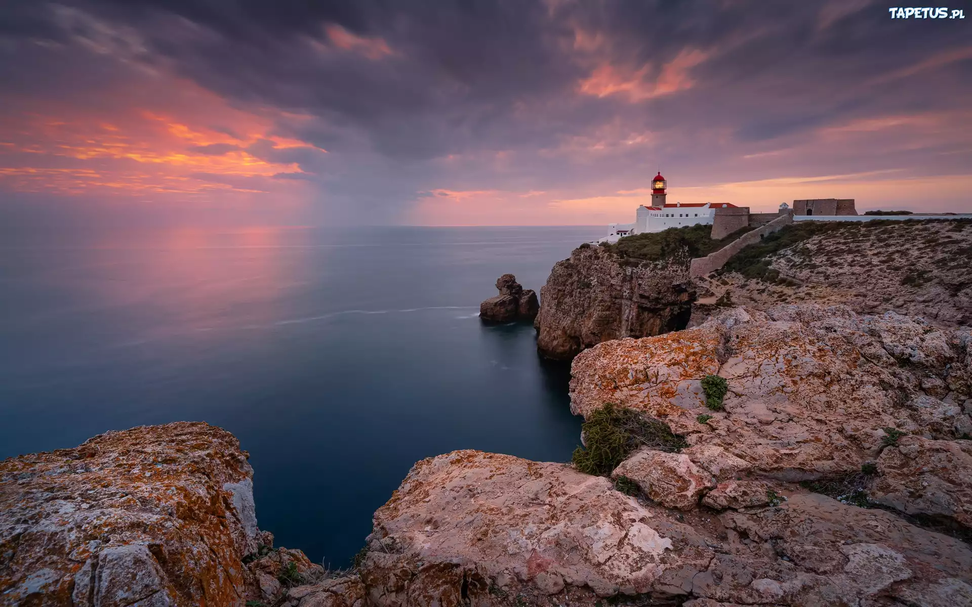Portugalia, Sagres, Cabo de Sao Vicente, Przylądek Świętego Wincentego, Morze, Wybrzeże, Skały, Latarnia morska, Chmury