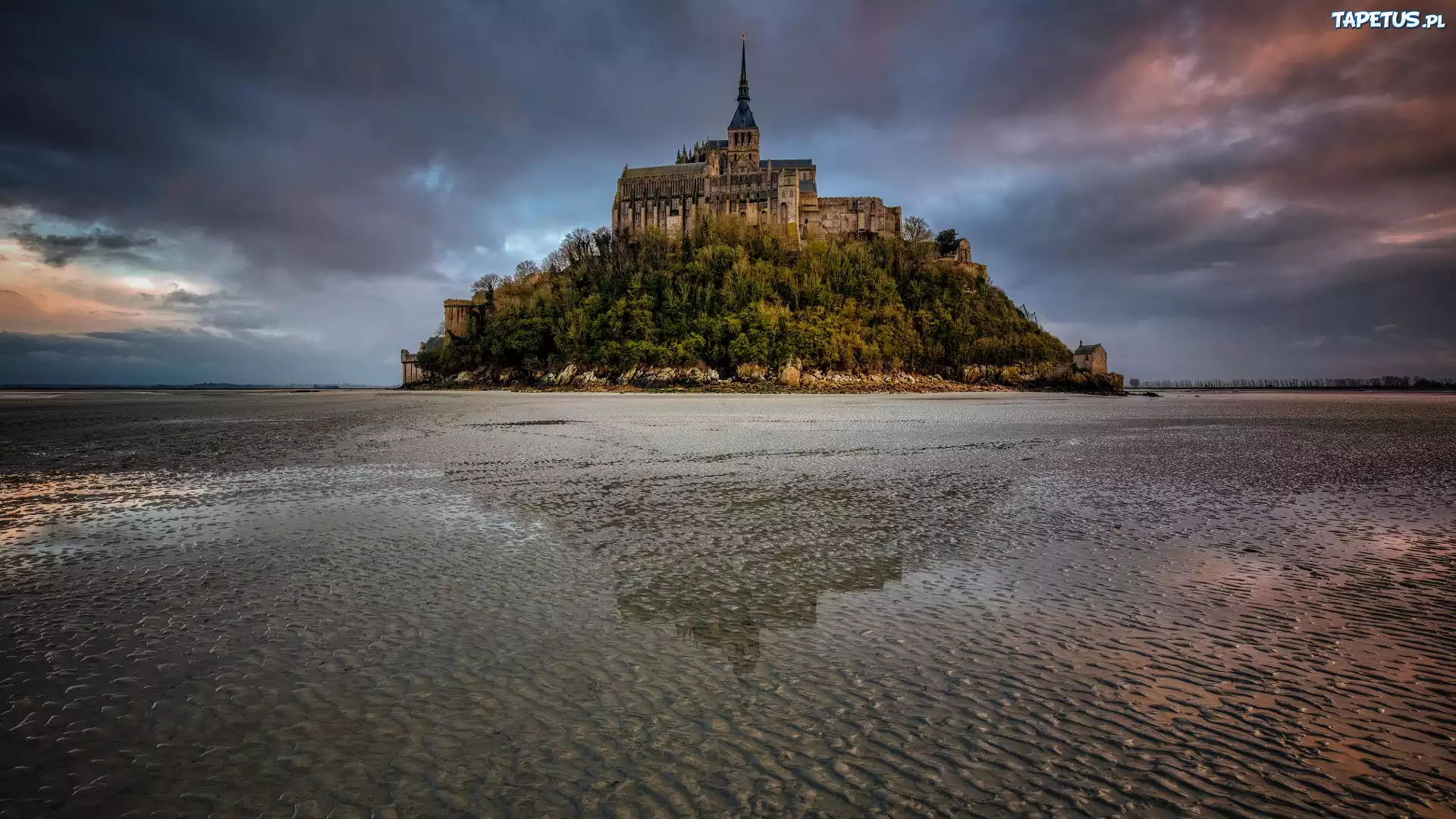 Francja, Wyspa Mont Saint-Michel, Opactwo św Michała Archanioła, Chmury, Kościół